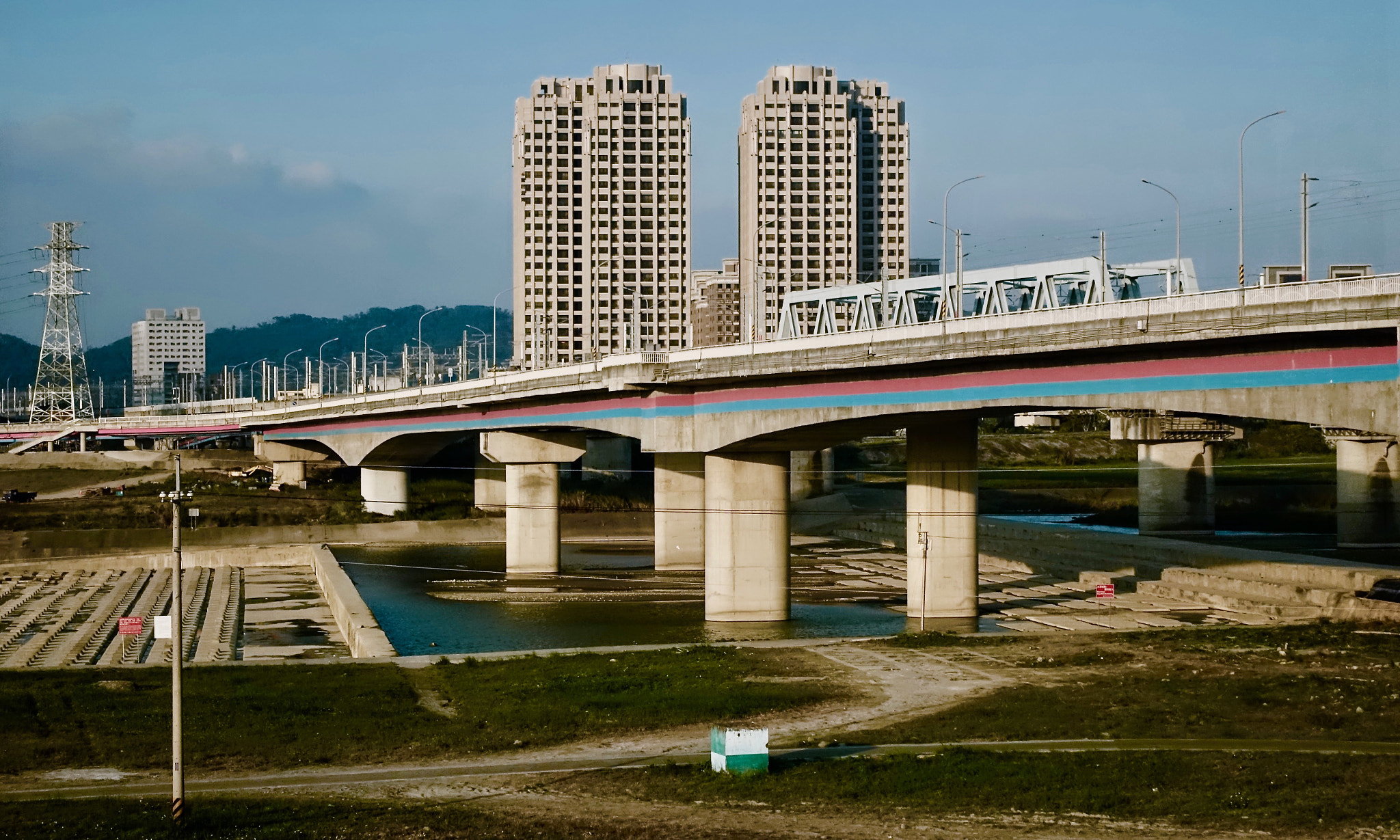 Sony DSC-RX100M5 + Sony 24-70mm F1.8-2.8 sample photo. Twin towers by river photography