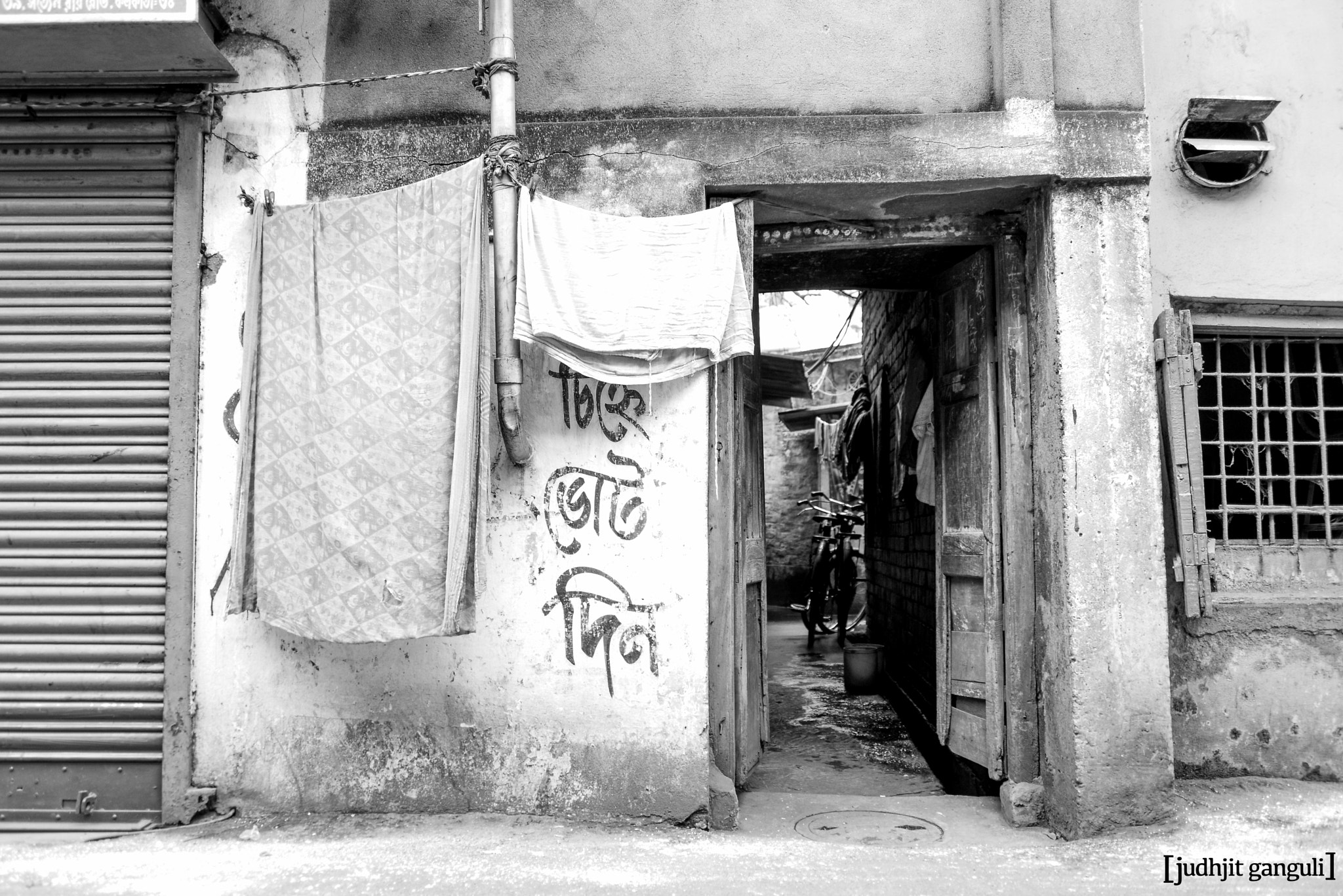 AF Zoom-Nikkor 28-80mm f/3.3-5.6G sample photo. Politico artwork and living conditions, kolkata photography