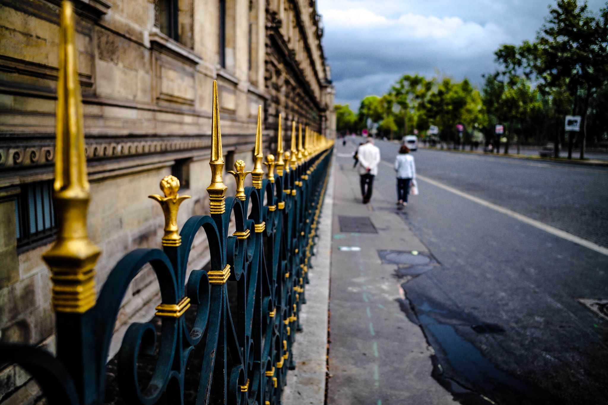 Leica M (Typ 240) + Leica Elmarit-M 28mm F2.8 ASPH sample photo. An old couple walking photography