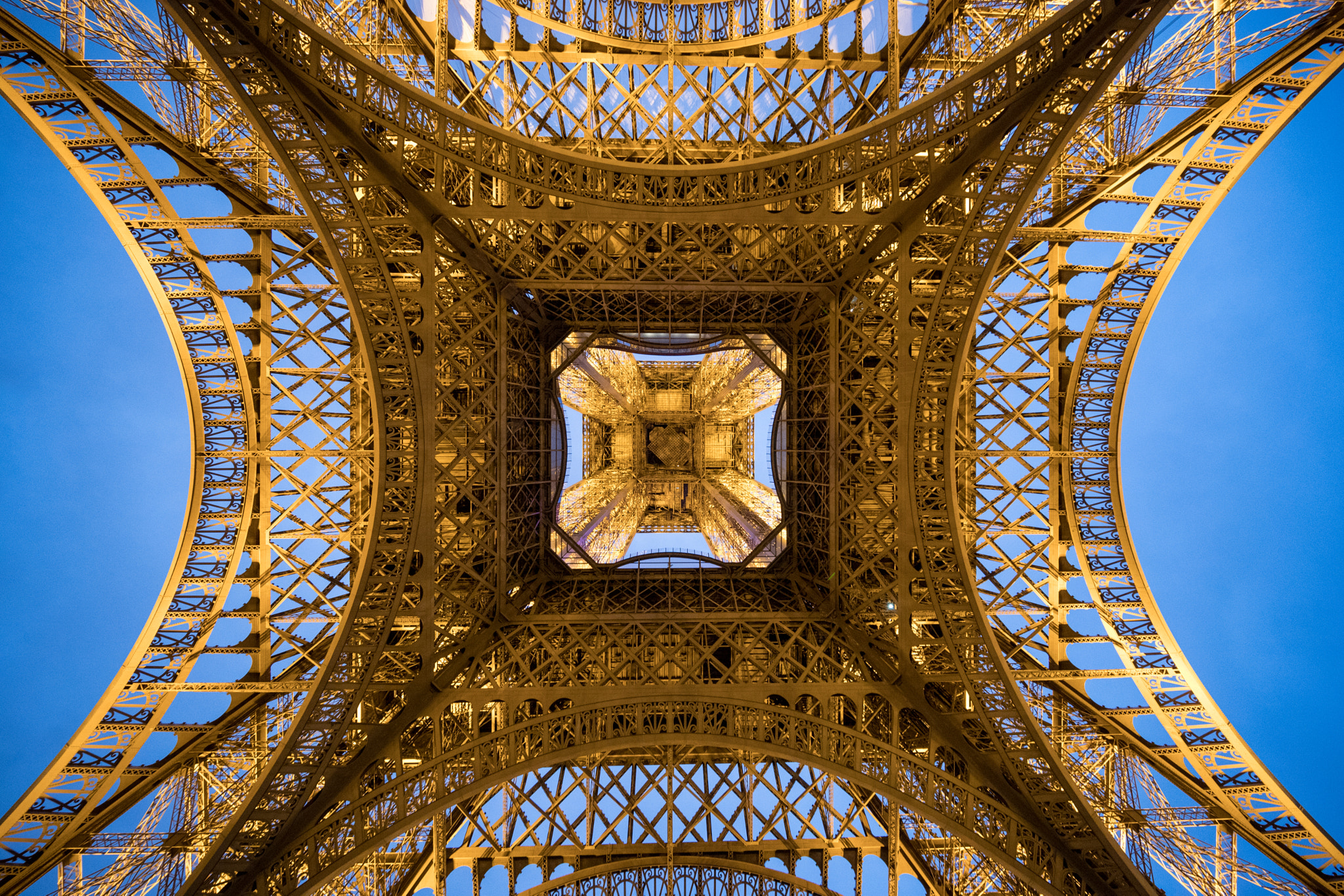 Canon EOS-1D X Mark II + Canon EF 11-24mm F4L USM sample photo. Upside down eiffel photography