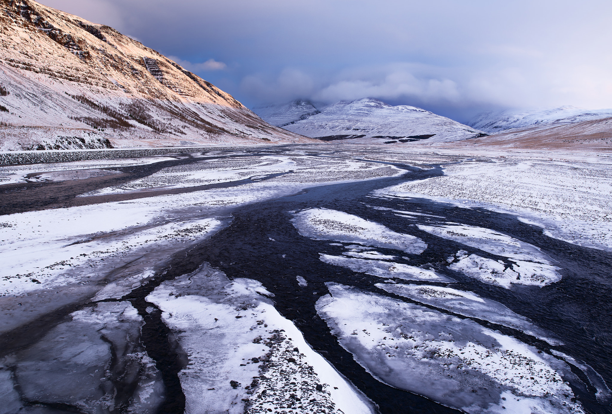 Nikon D810 + Nikon AF-S Nikkor 200-400mm F4G ED-IF VR sample photo. Frozen river in iceland photography