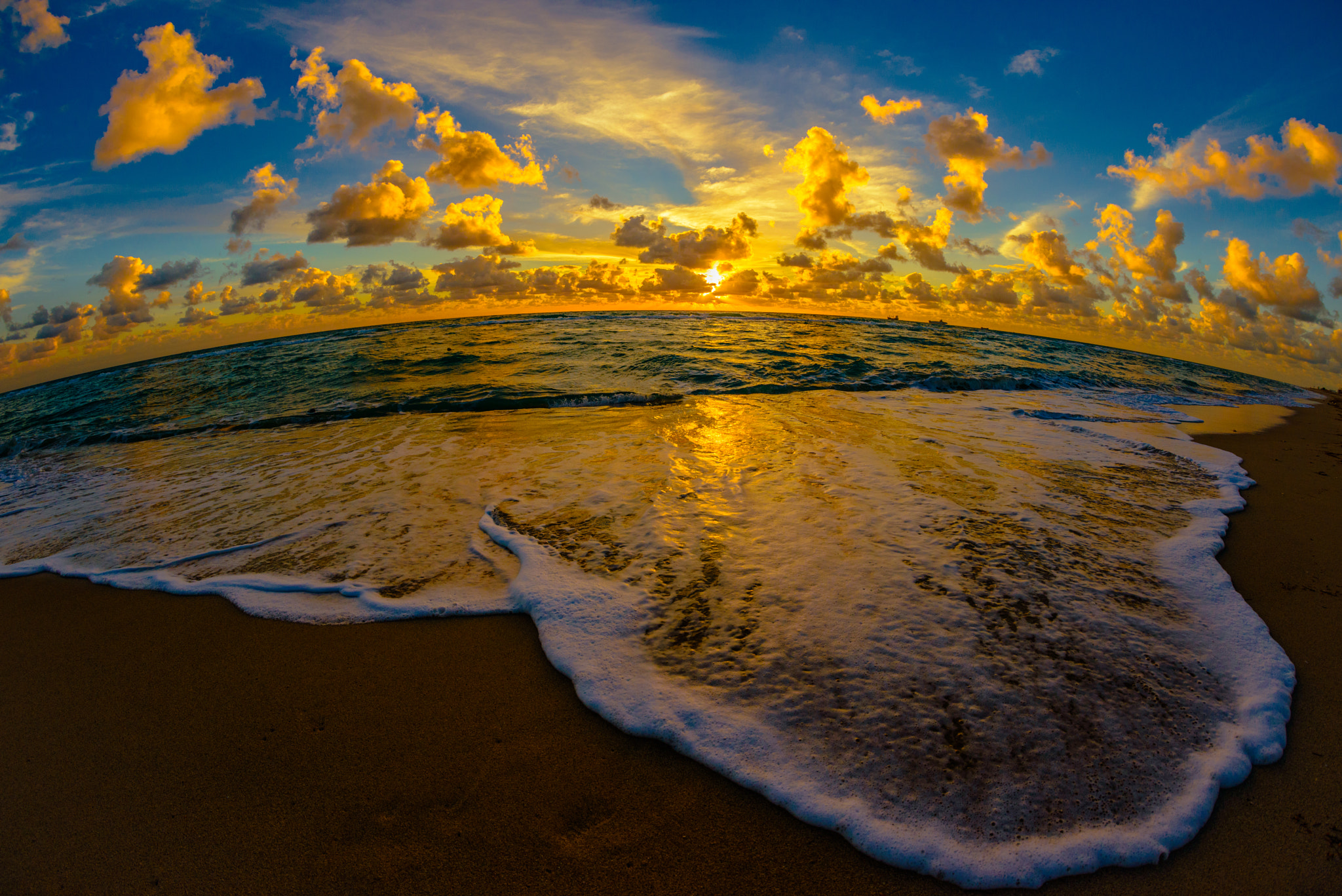 Samyang 12mm F2.8 ED AS NCS Fisheye sample photo. Ein sonnenaufgang aus meinem letzten trip nach miami beach photography