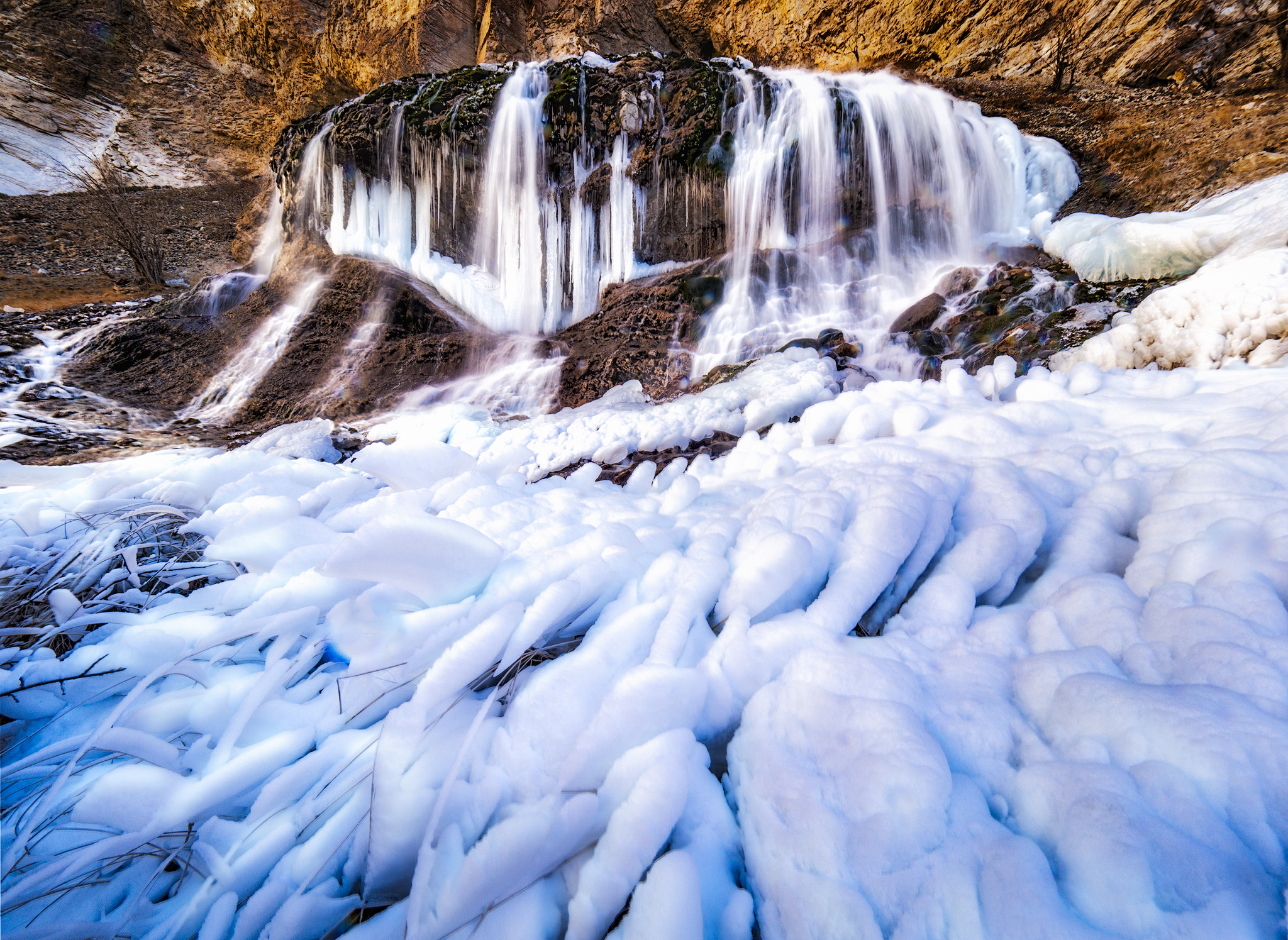 Olympus OM-D E-M1 Mark II + Olympus M.Zuiko Digital ED 7-14mm F2.8 PRO sample photo. Frozen waterfall photography