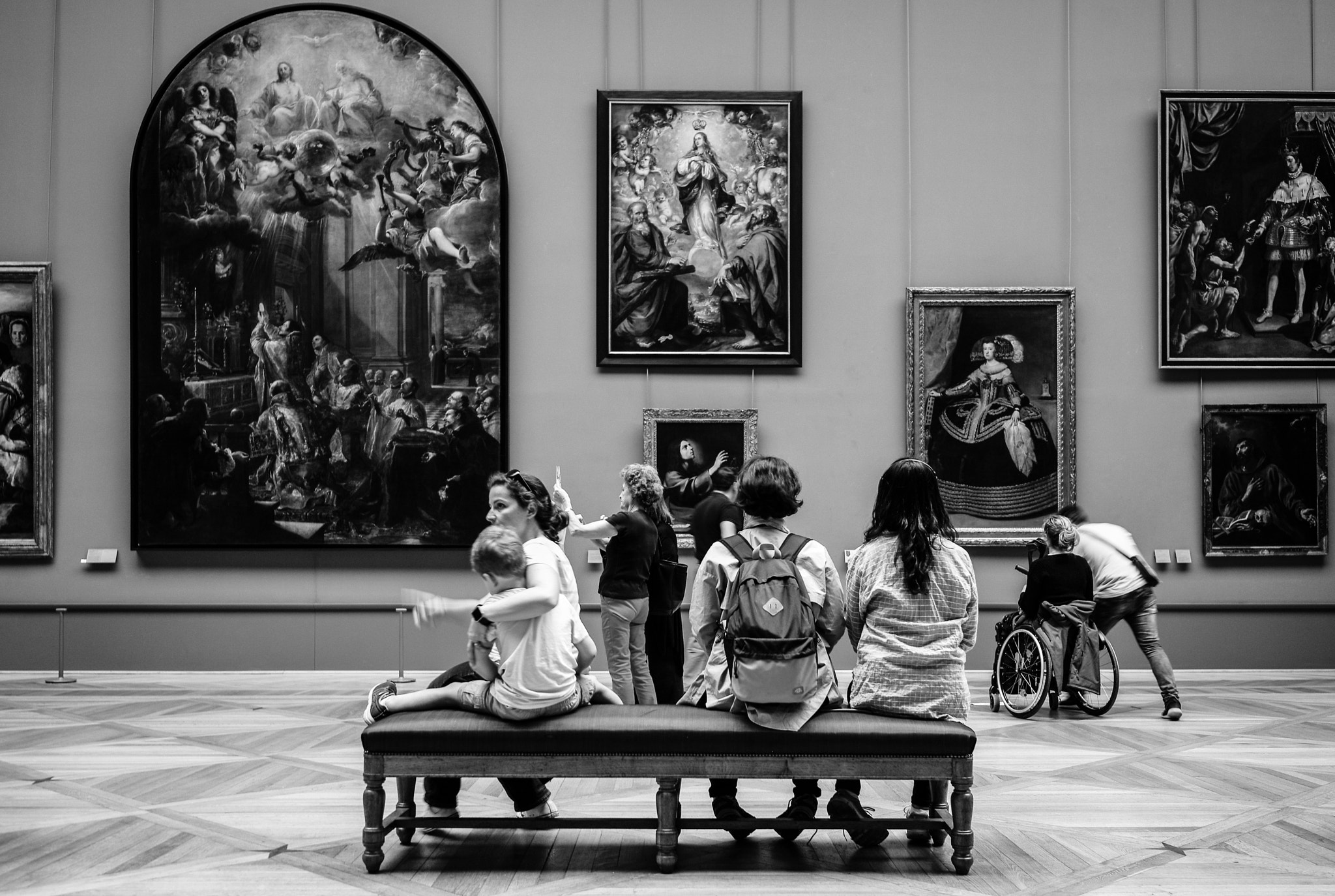 Leica Elmarit-M 28mm F2.8 ASPH sample photo. Tourists in the louvre museum photography