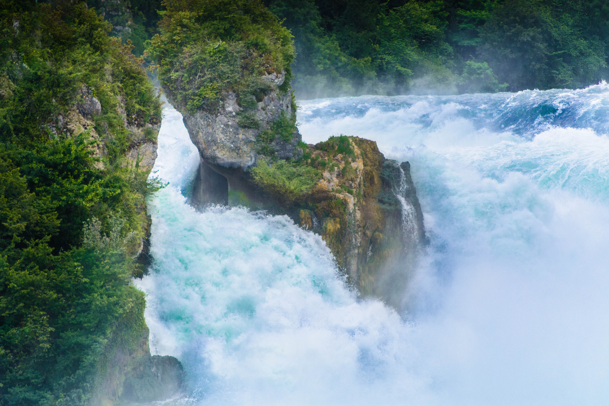 Sigma 28-300mm F3.5-6.3 DG Macro sample photo. Rheinfall zoom photography