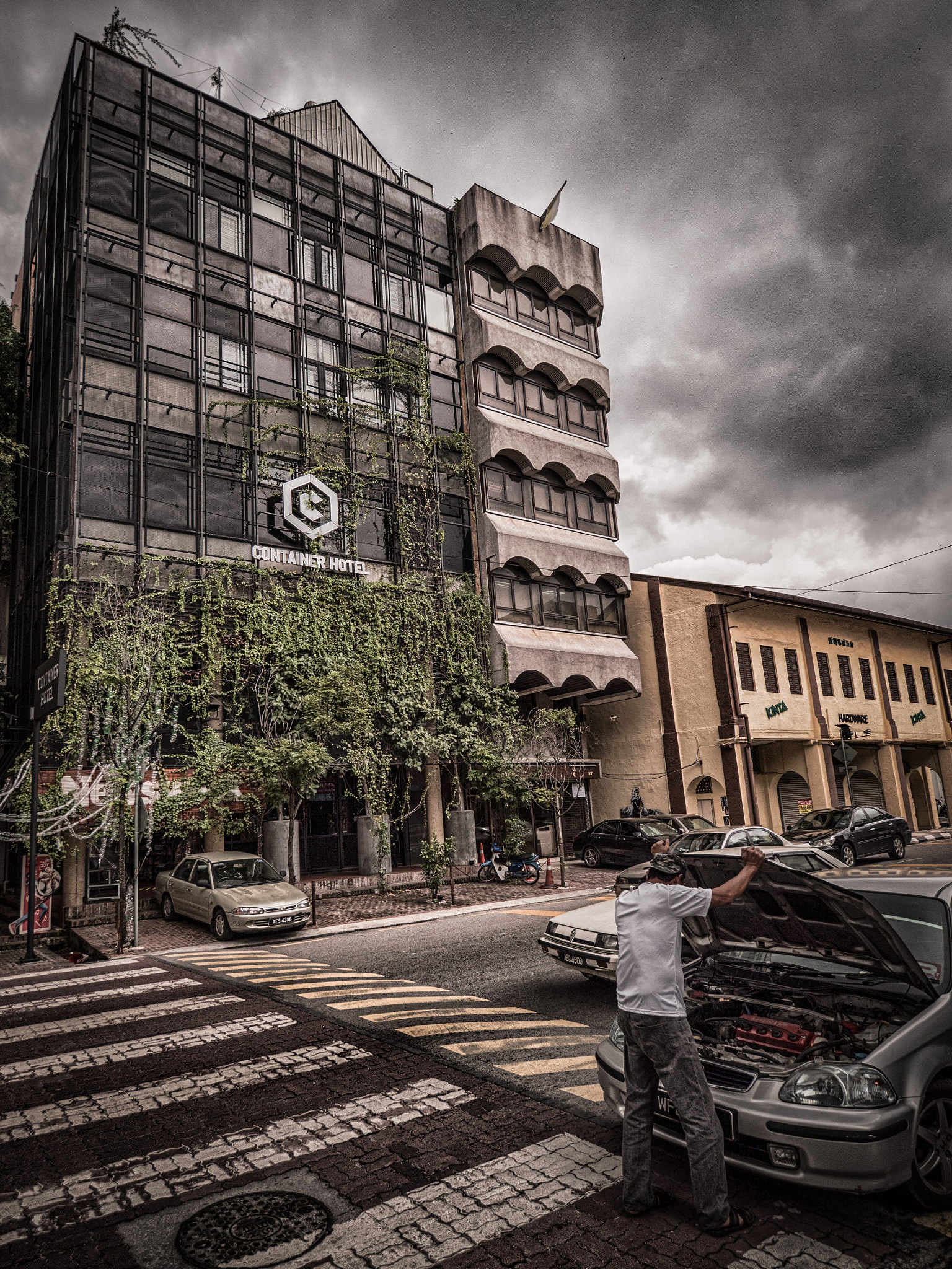 Olympus PEN-F + OLYMPUS M.9-18mm F4.0-5.6 sample photo. Car trouble in front of the container hotel photography