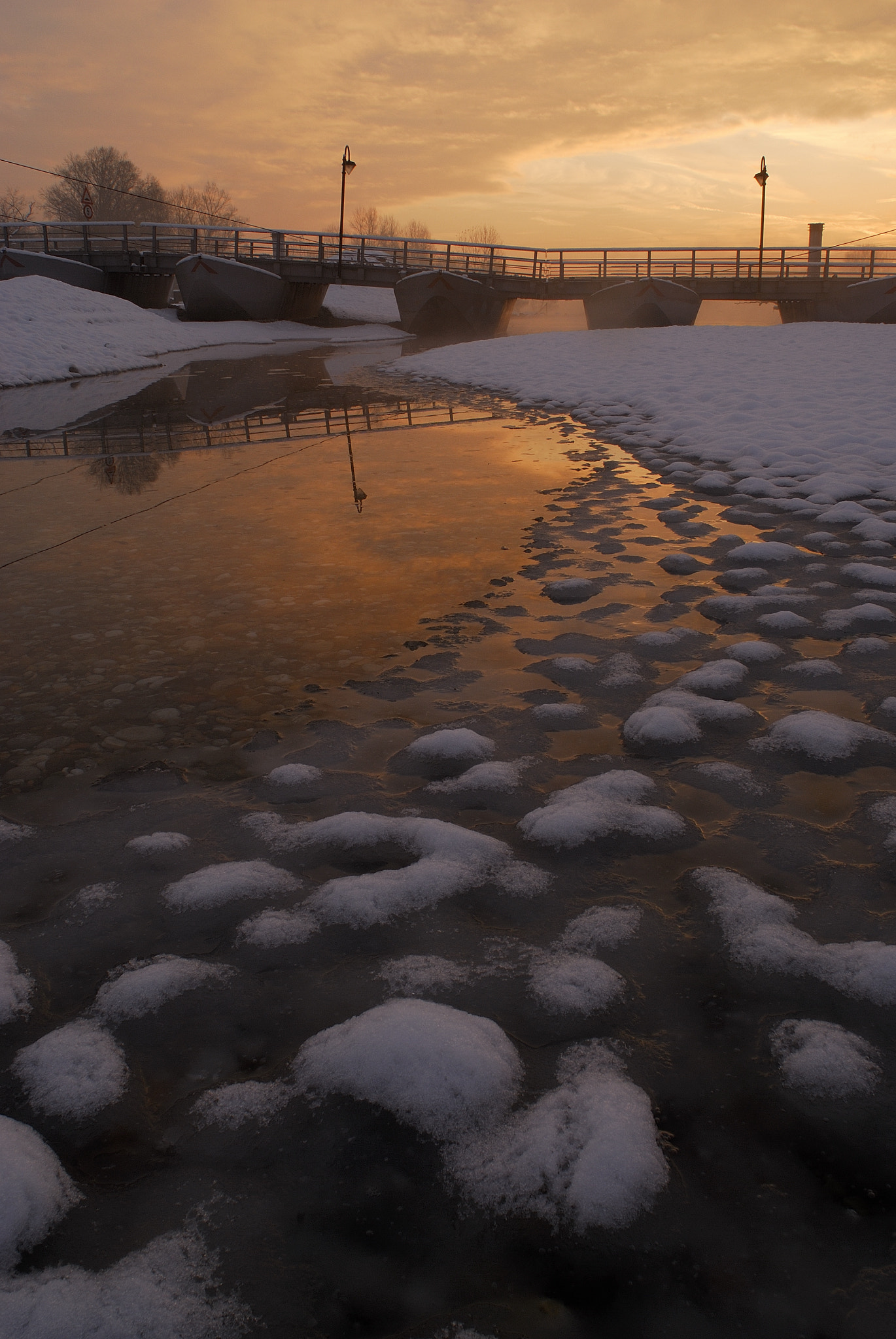 Nikon AF Nikkor 20mm F2.8D sample photo. Winter atmosphere, potoon bridge the river ticino. photography