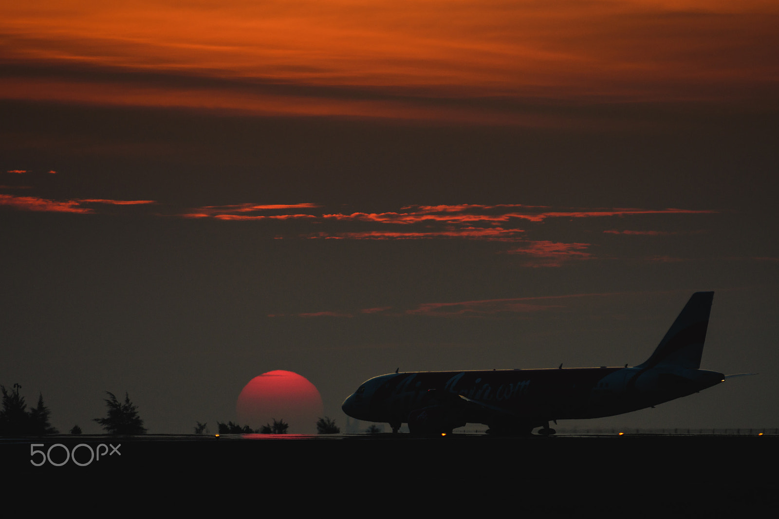 Nikon D500 sample photo. Airasia airline taxi to parking with beautiful sunset behind photography