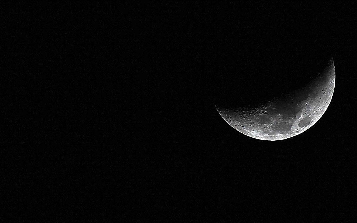 Nikon D80 + Sigma 70-300mm F4-5.6 APO DG Macro sample photo. Moon photography