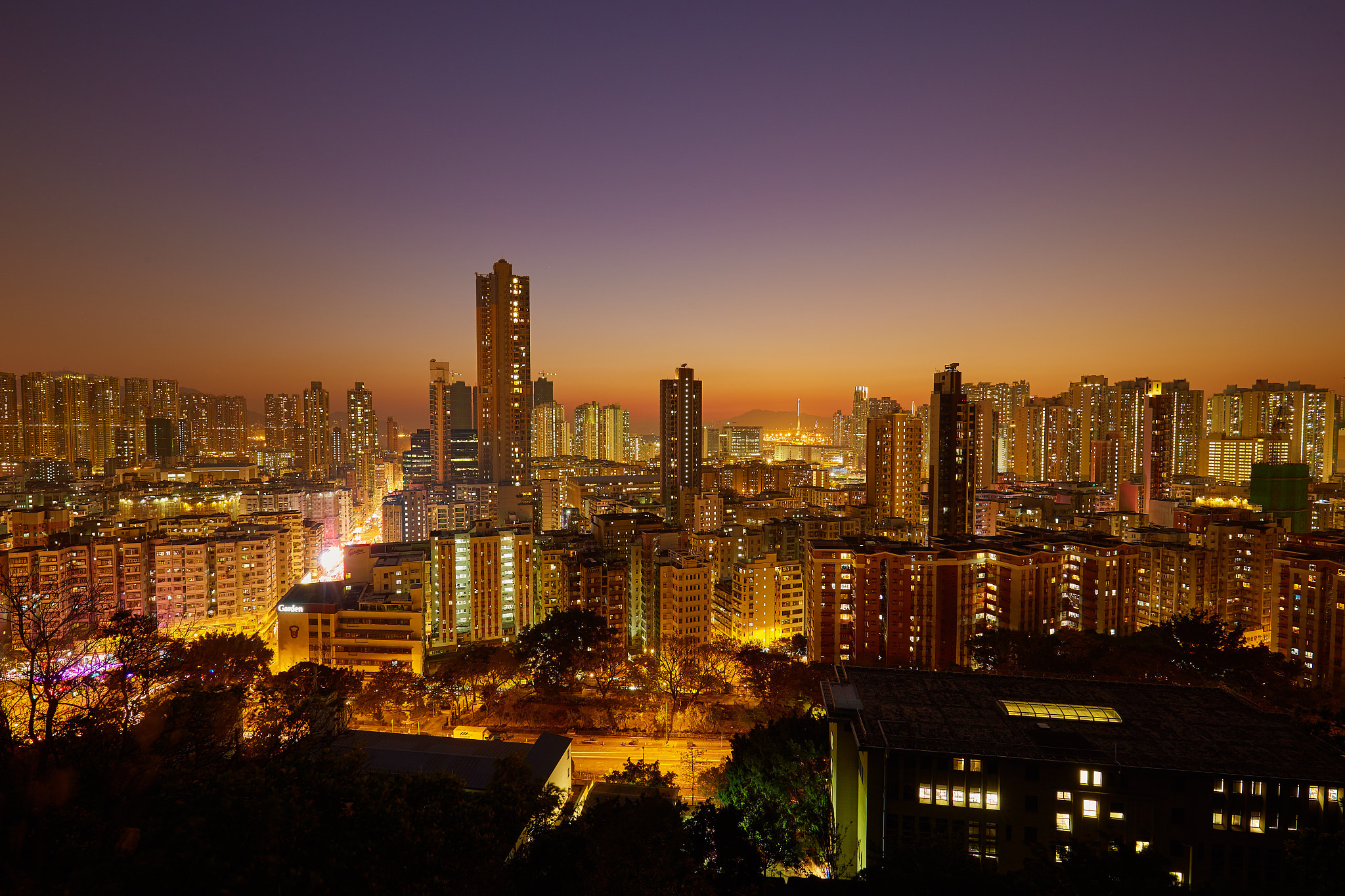 Canon EF 16-35mm F4L IS USM sample photo. Growing night in hong kong photography