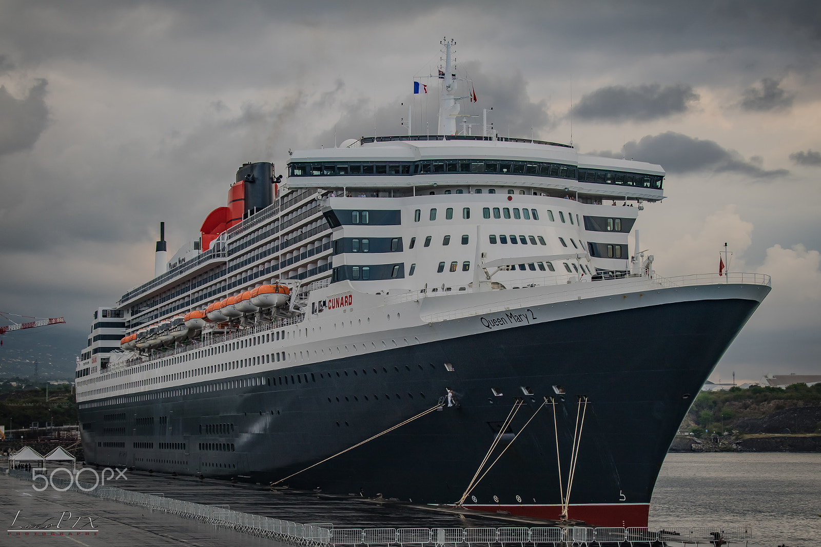 Canon EOS 760D (EOS Rebel T6s / EOS 8000D) + Canon TS-E 90mm F2.8 Tilt-Shift sample photo. Queen mary 2 photography