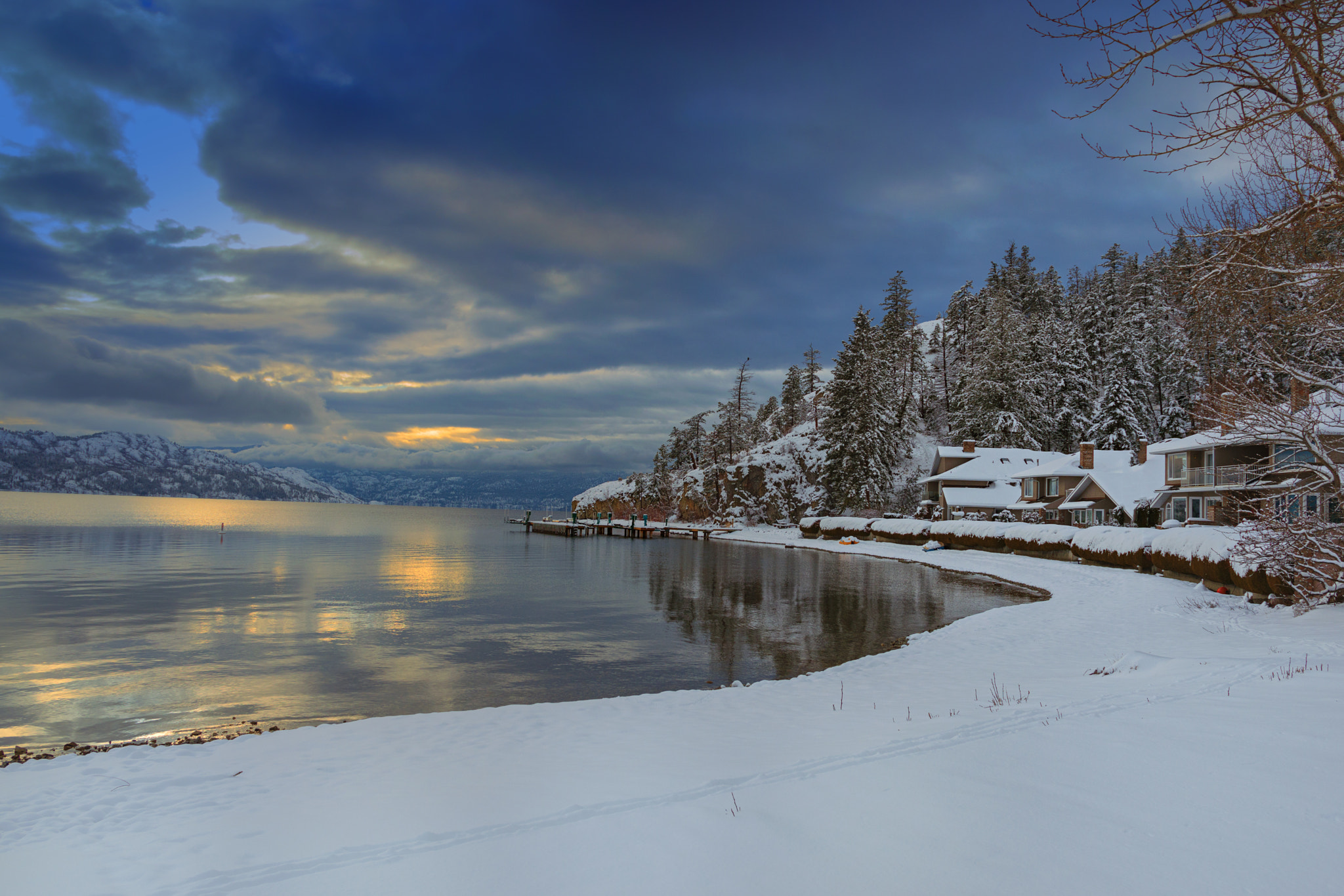 Nikon D3200 + Sigma 17-70mm F2.8-4 DC Macro OS HSM | C sample photo. Winter evening on okanagan lake photography