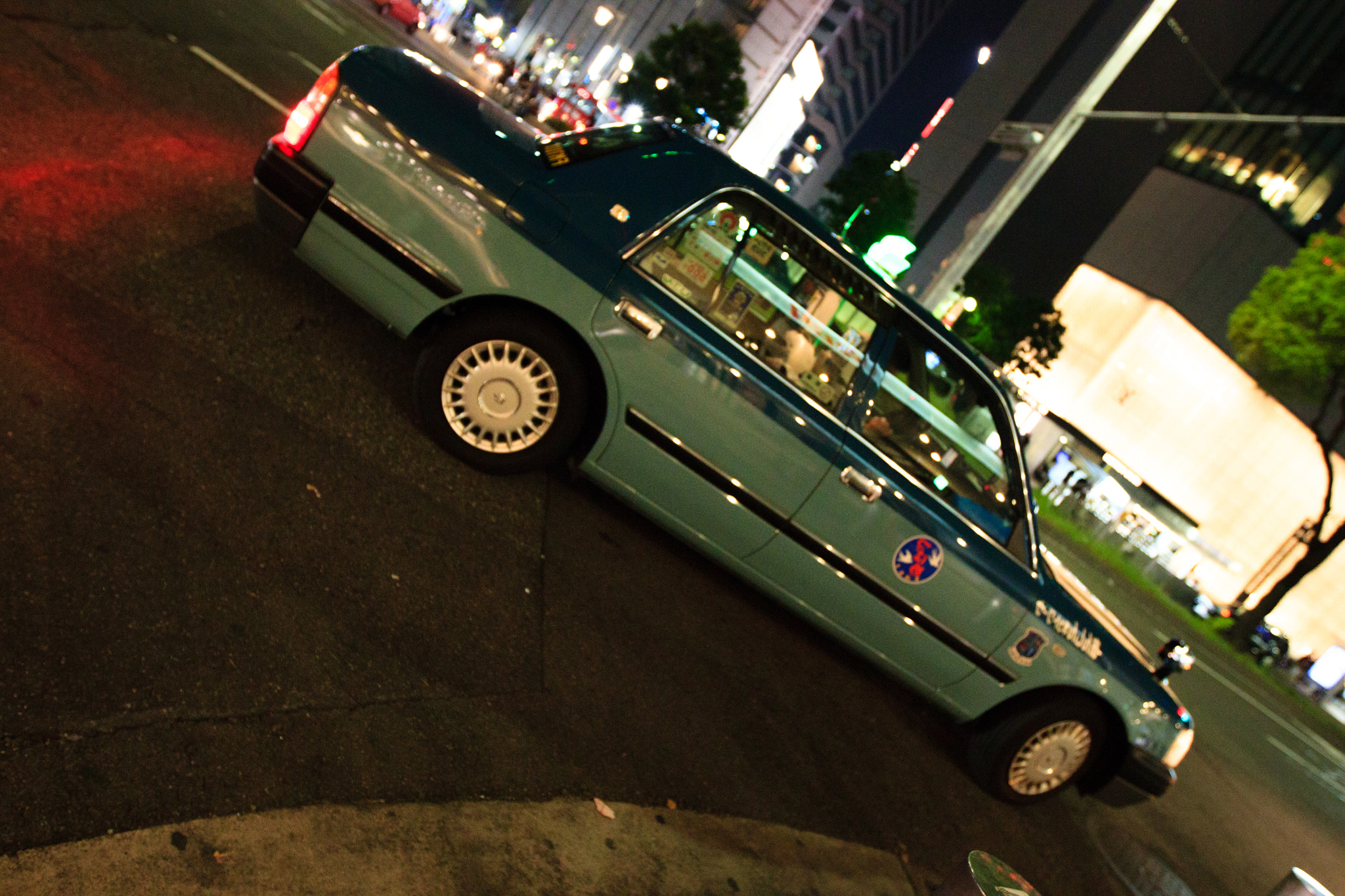 Canon EOS 600D (Rebel EOS T3i / EOS Kiss X5) + Canon EF 16-35mm F2.8L II USM sample photo. Taxi ! photography