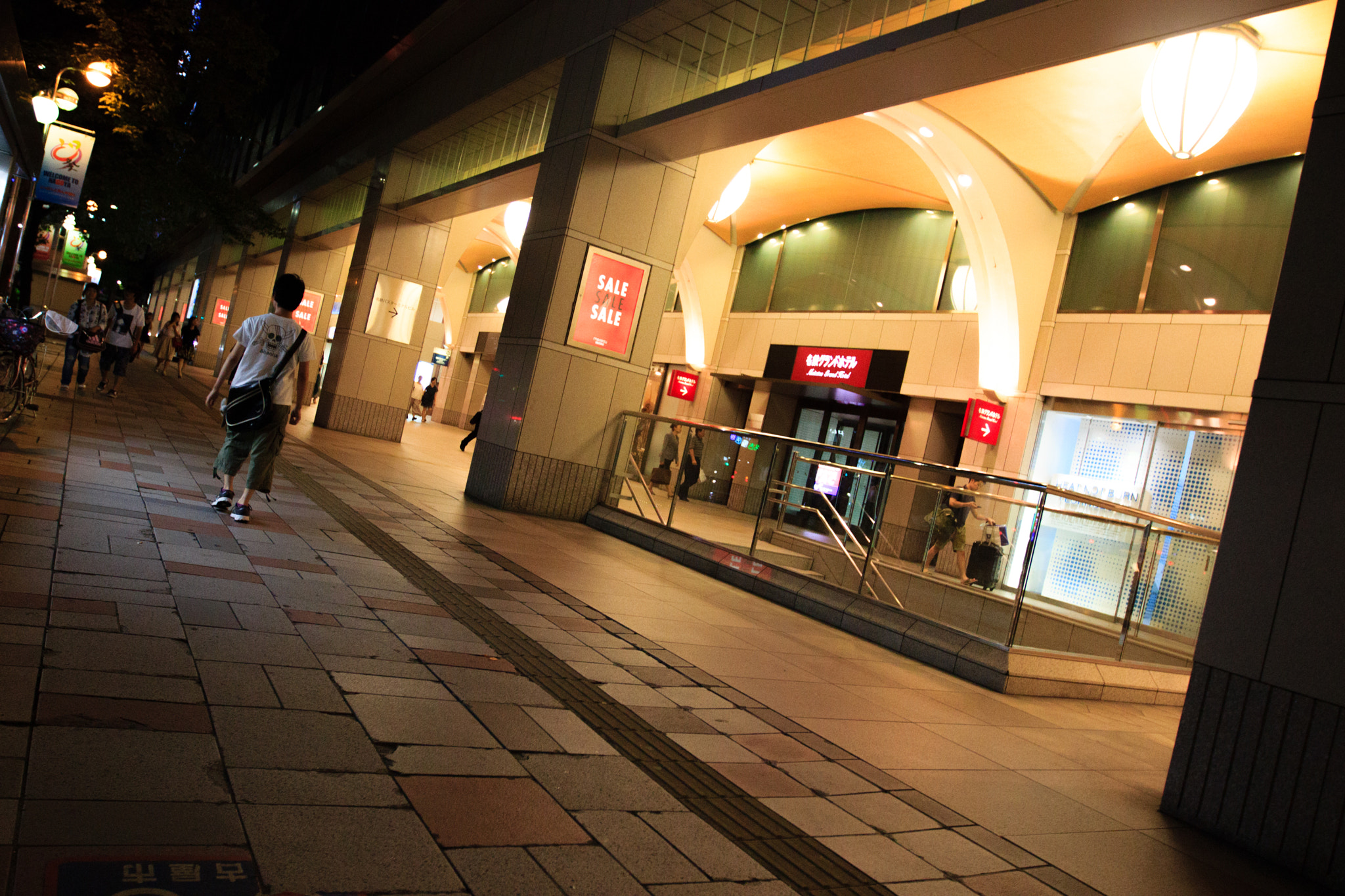 Canon EF 16-35mm F2.8L II USM sample photo. Night street photography