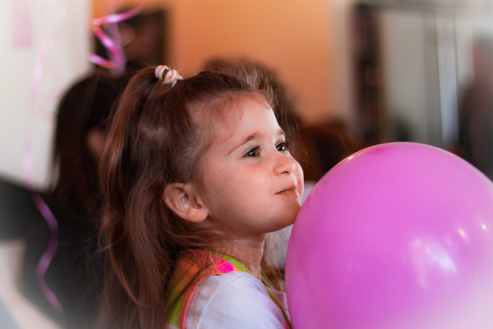 Canon EOS 500D (EOS Rebel T1i / EOS Kiss X3) + Canon EF 50mm F1.8 STM sample photo. Emma&pink balloon photography