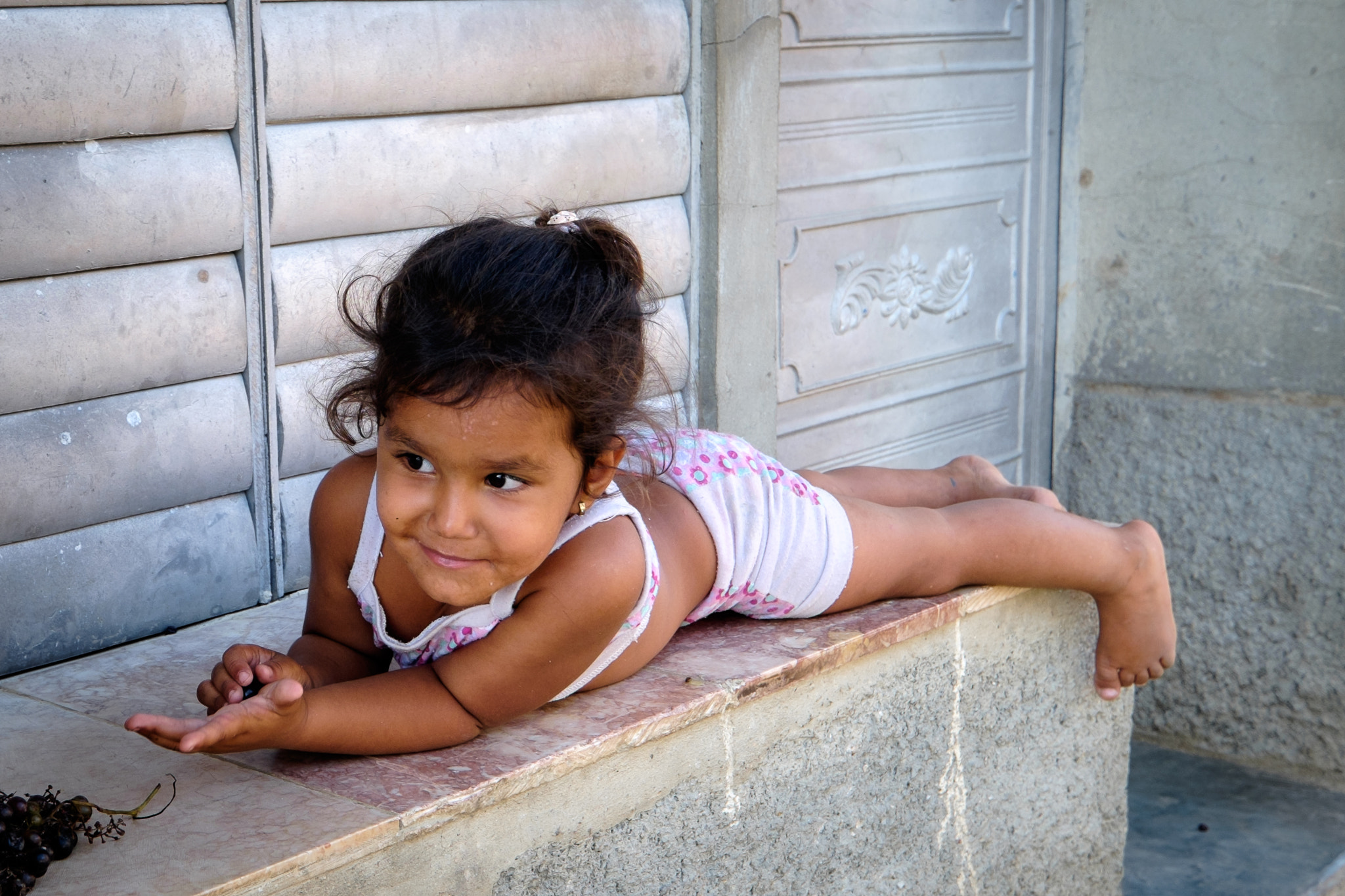 Fujifilm X-E2 + Fujifilm XF 10-24mm F4 R OIS sample photo. Trinidad little girl, cuba photography