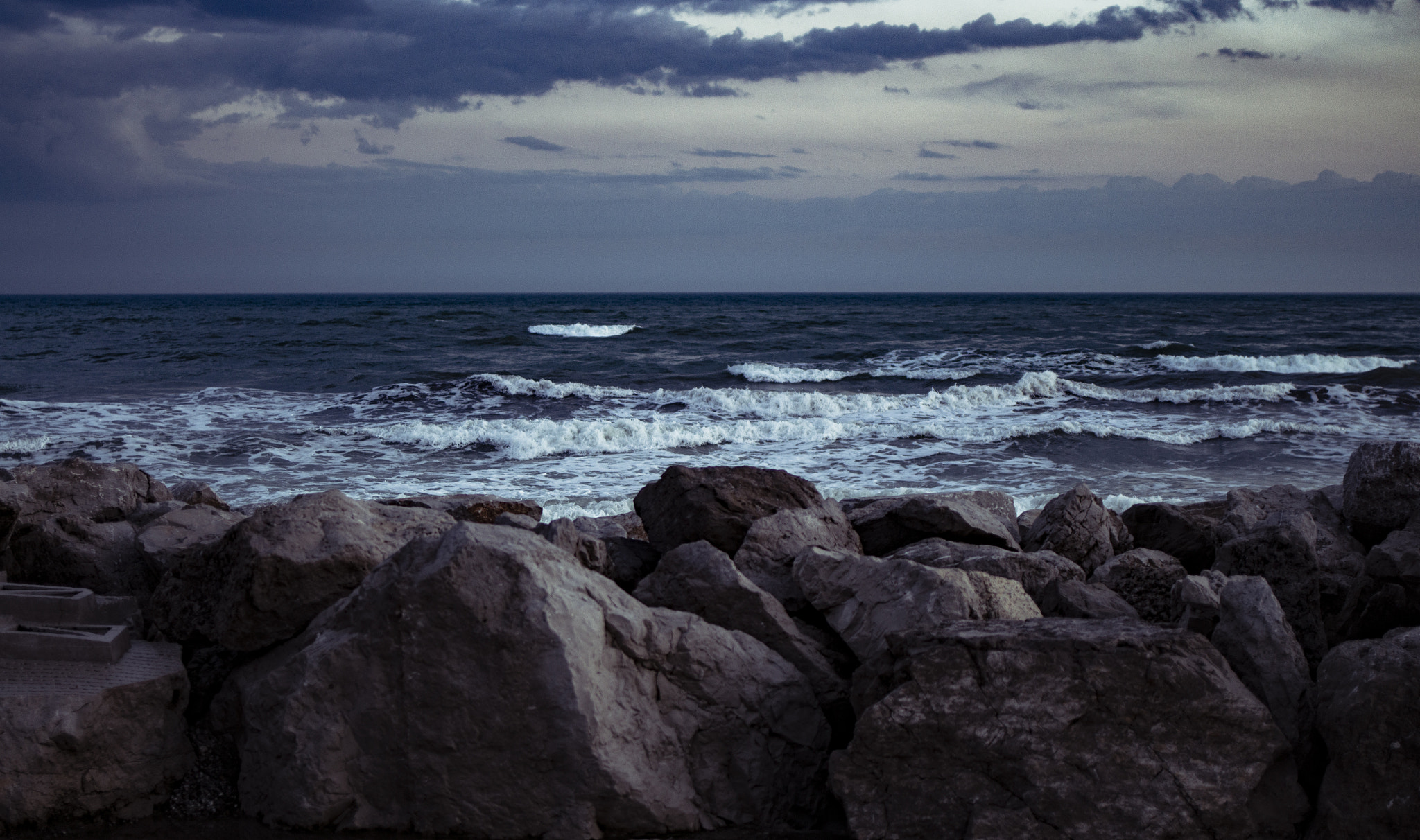 Canon EF 35mm F2 IS USM sample photo. Infinite sea photography