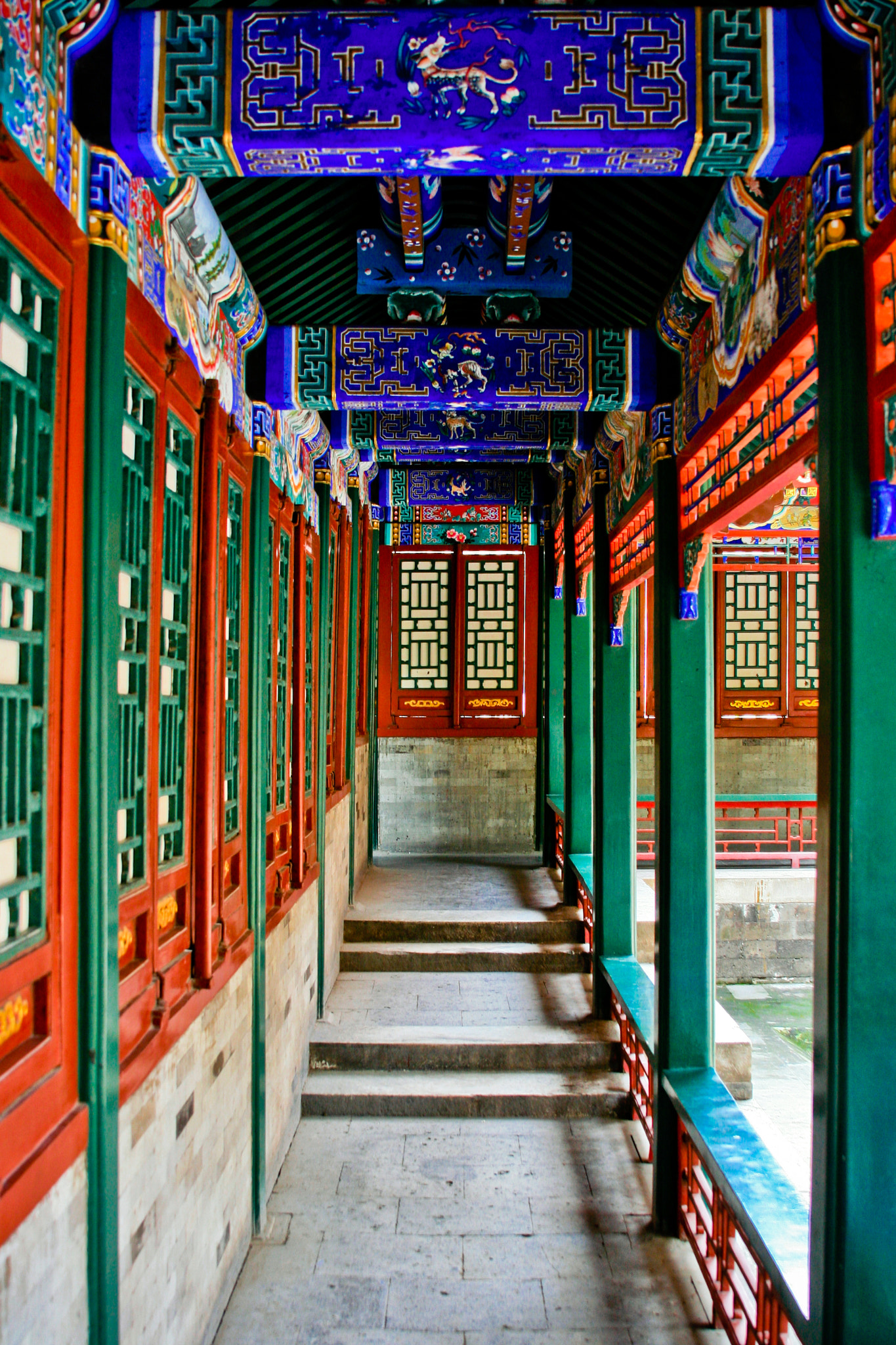 Canon EF 28-135mm F3.5-5.6 IS USM sample photo. Courtyard photography