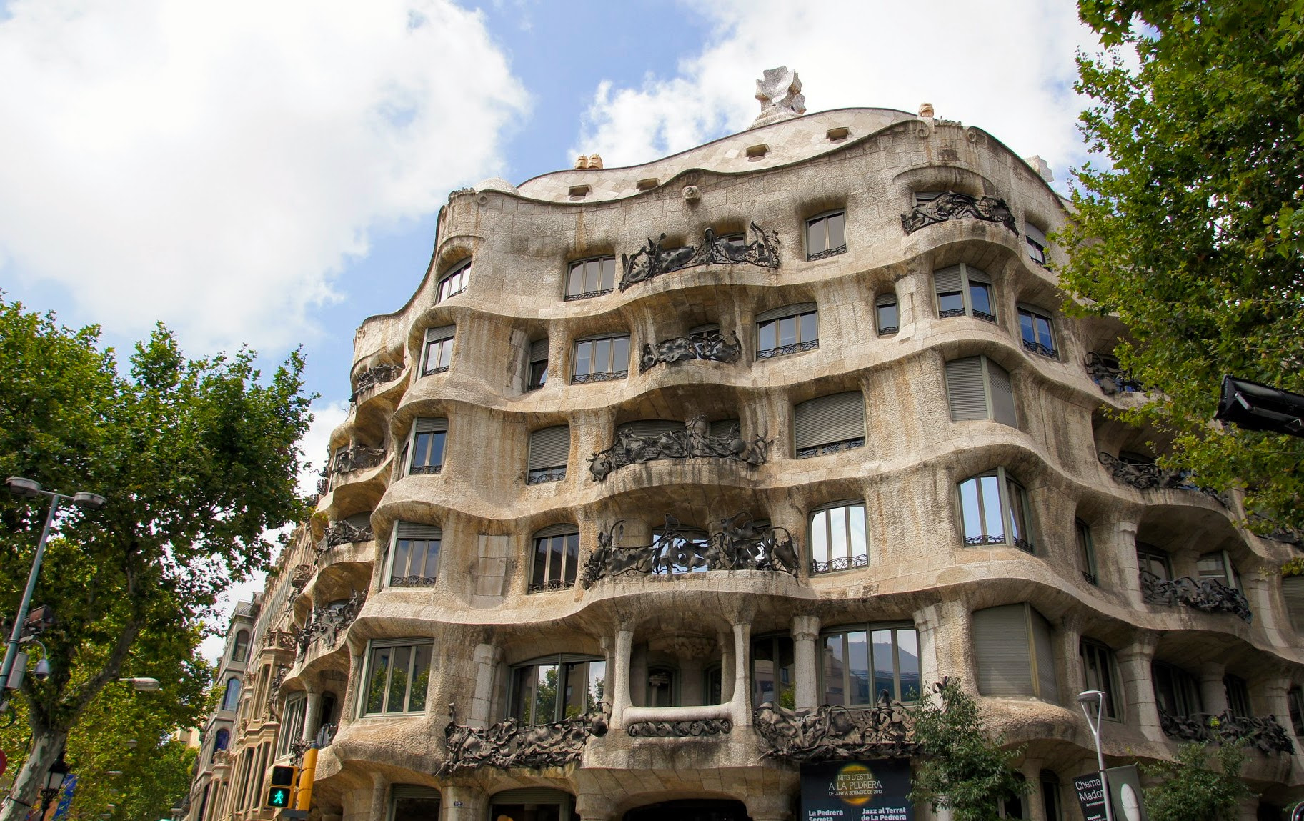 Sony SLT-A33 + Sony DT 16-105mm F3.5-5.6 sample photo. La pedrera (casa mila) photography