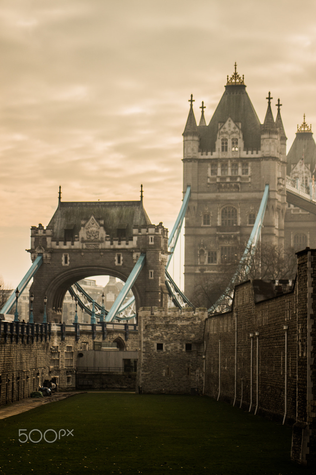 Canon EOS 100D (EOS Rebel SL1 / EOS Kiss X7) sample photo. Tower bridge and the moat photography