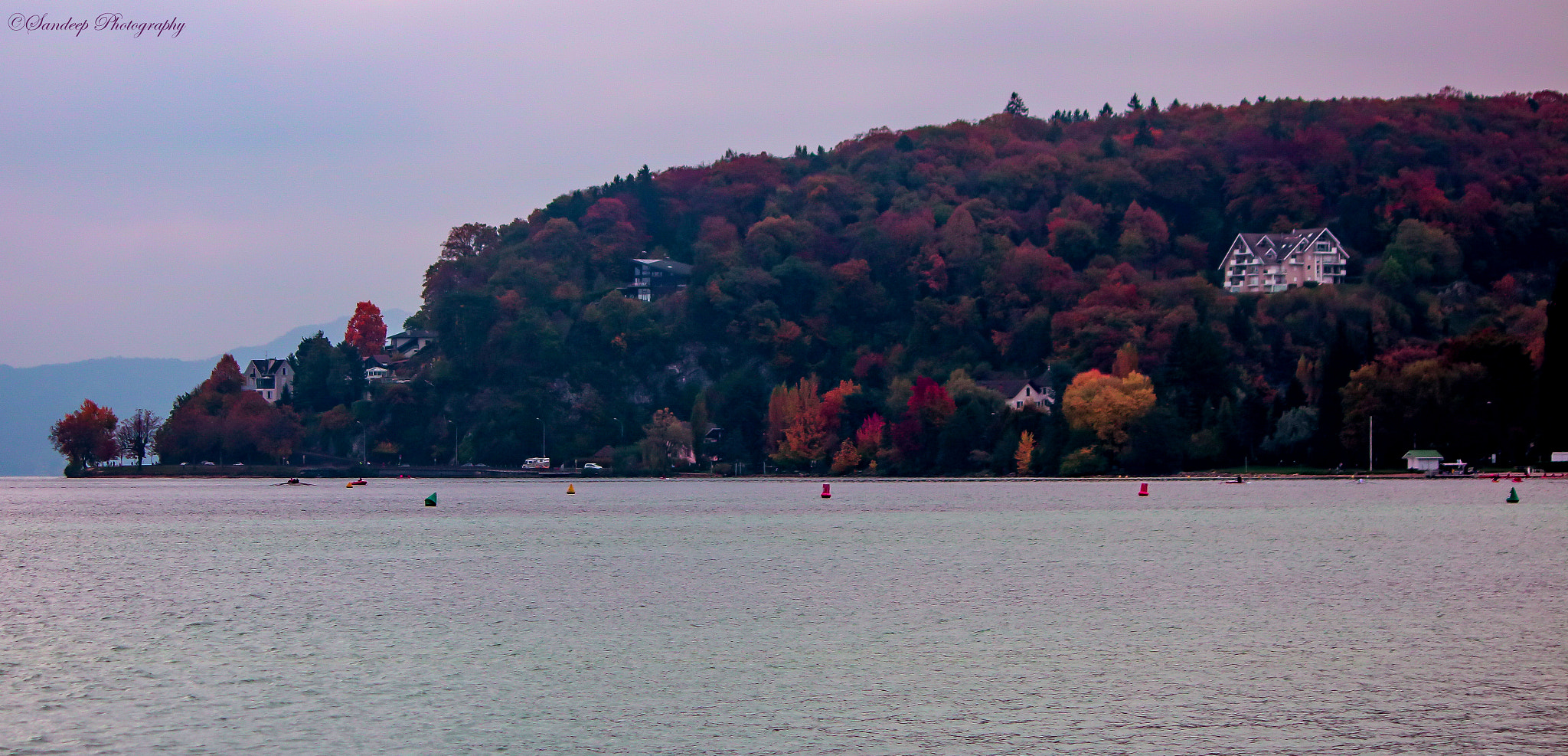 Canon EOS 750D (EOS Rebel T6i / EOS Kiss X8i) + Canon EF-S 55-250mm F4-5.6 IS sample photo. Lake annecy in autumn photography