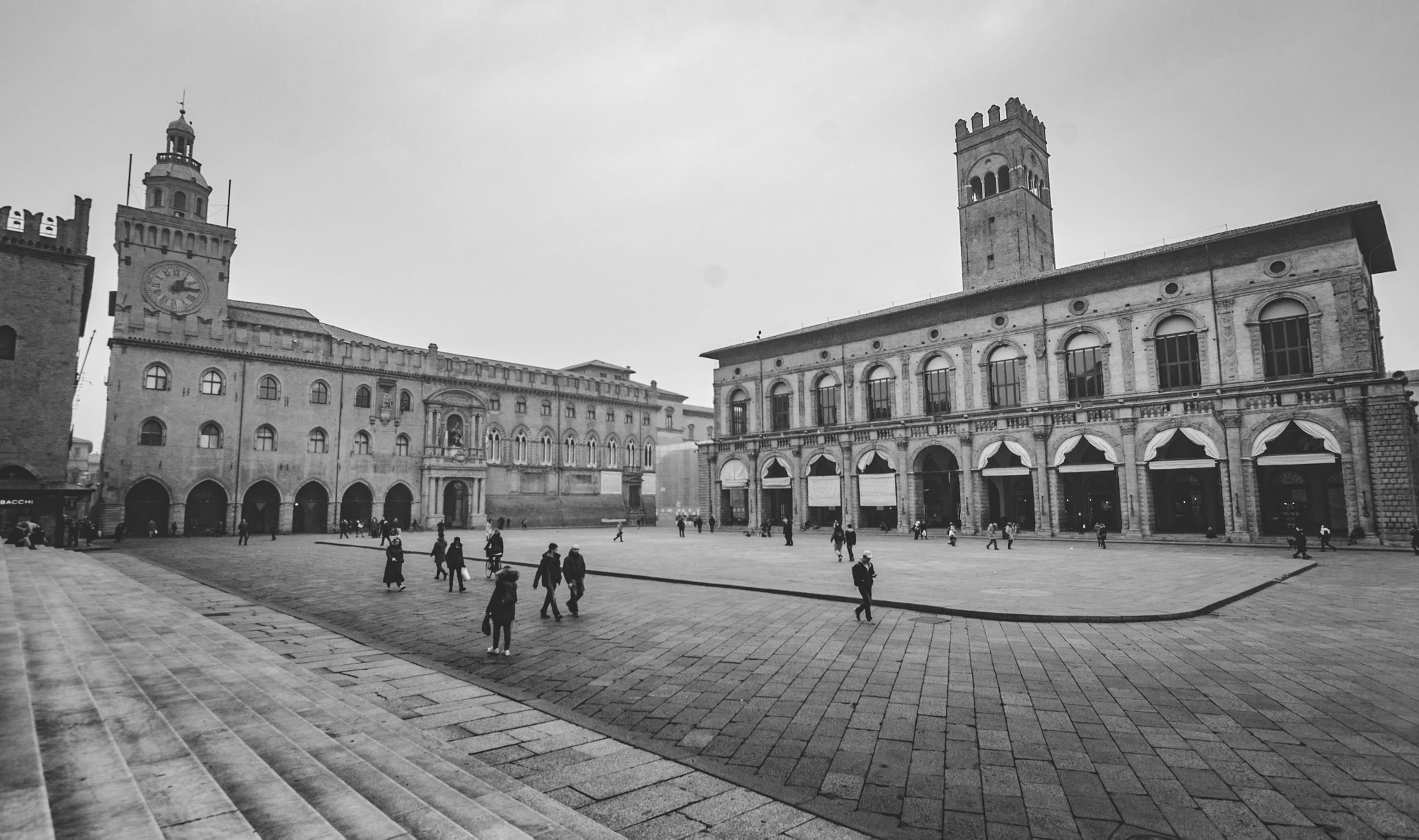 Nikon D3100 + Sigma 10-20mm F3.5 EX DC HSM sample photo. Piazza maggiore photography