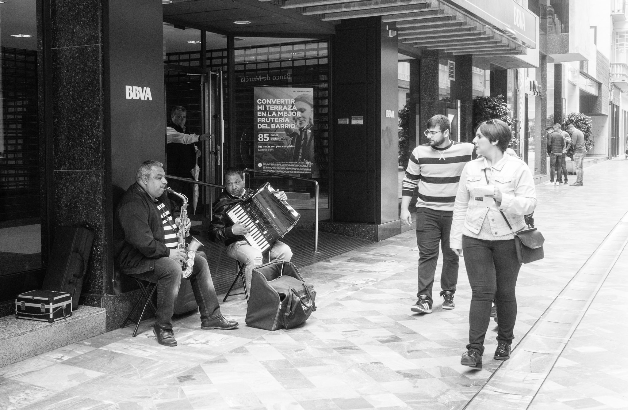 Olympus OM-D E-M5 II + Olympus M.Zuiko Digital 17mm F1.8 sample photo. Street musicians photography