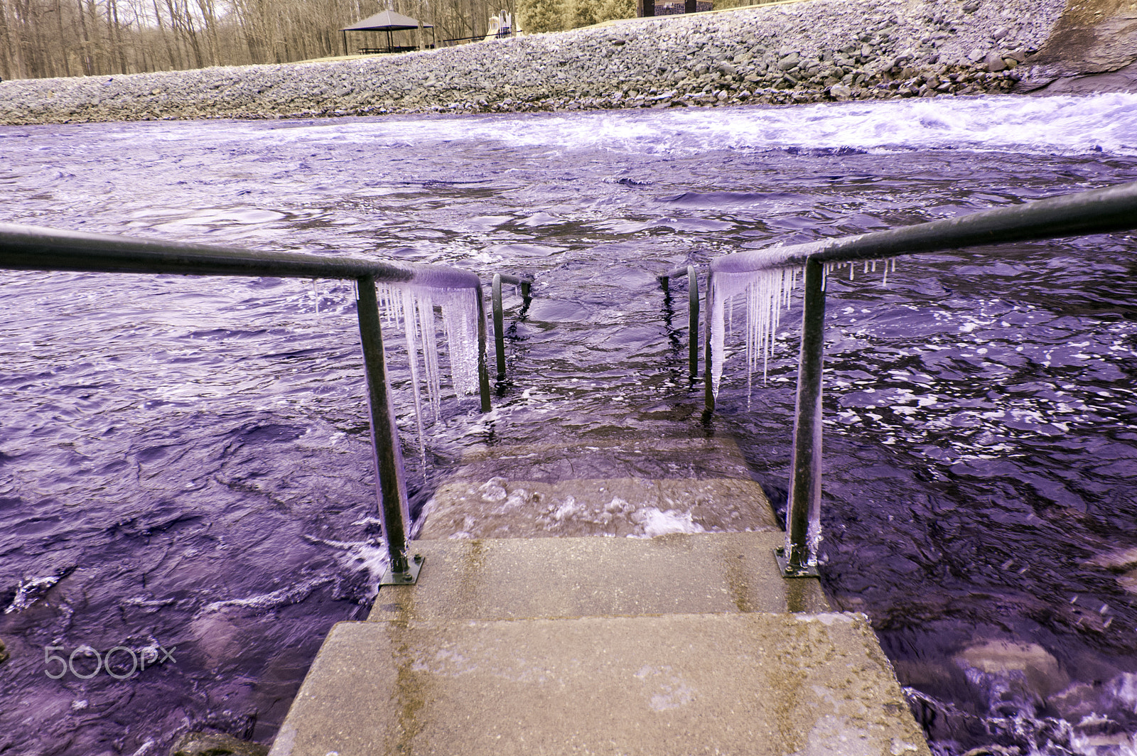 Nikon D70s + Nikon AF-S DX Nikkor 18-55mm F3.5-5.6G VR II sample photo. Frozen stairway to the water photography