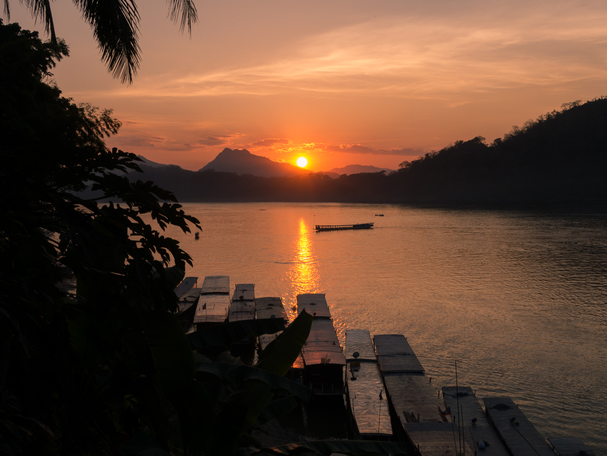 Panasonic Lumix DMC-G7 sample photo. Sunset over the mekong photography