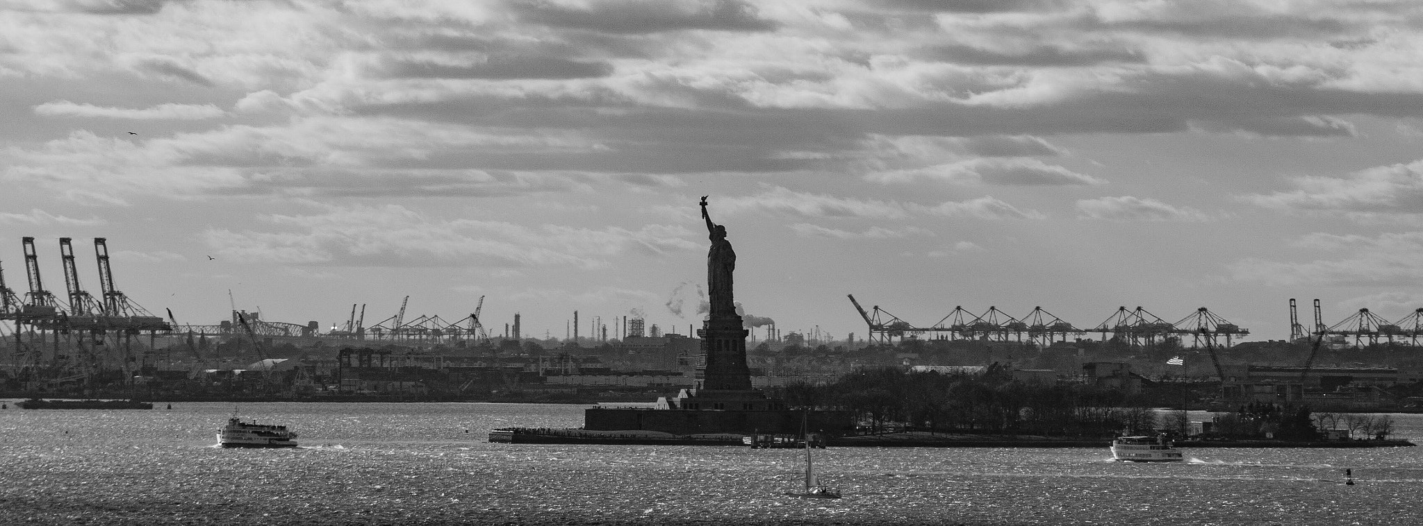 Olympus PEN E-PL5 sample photo. The status of liberty from brooklyn bridge photography