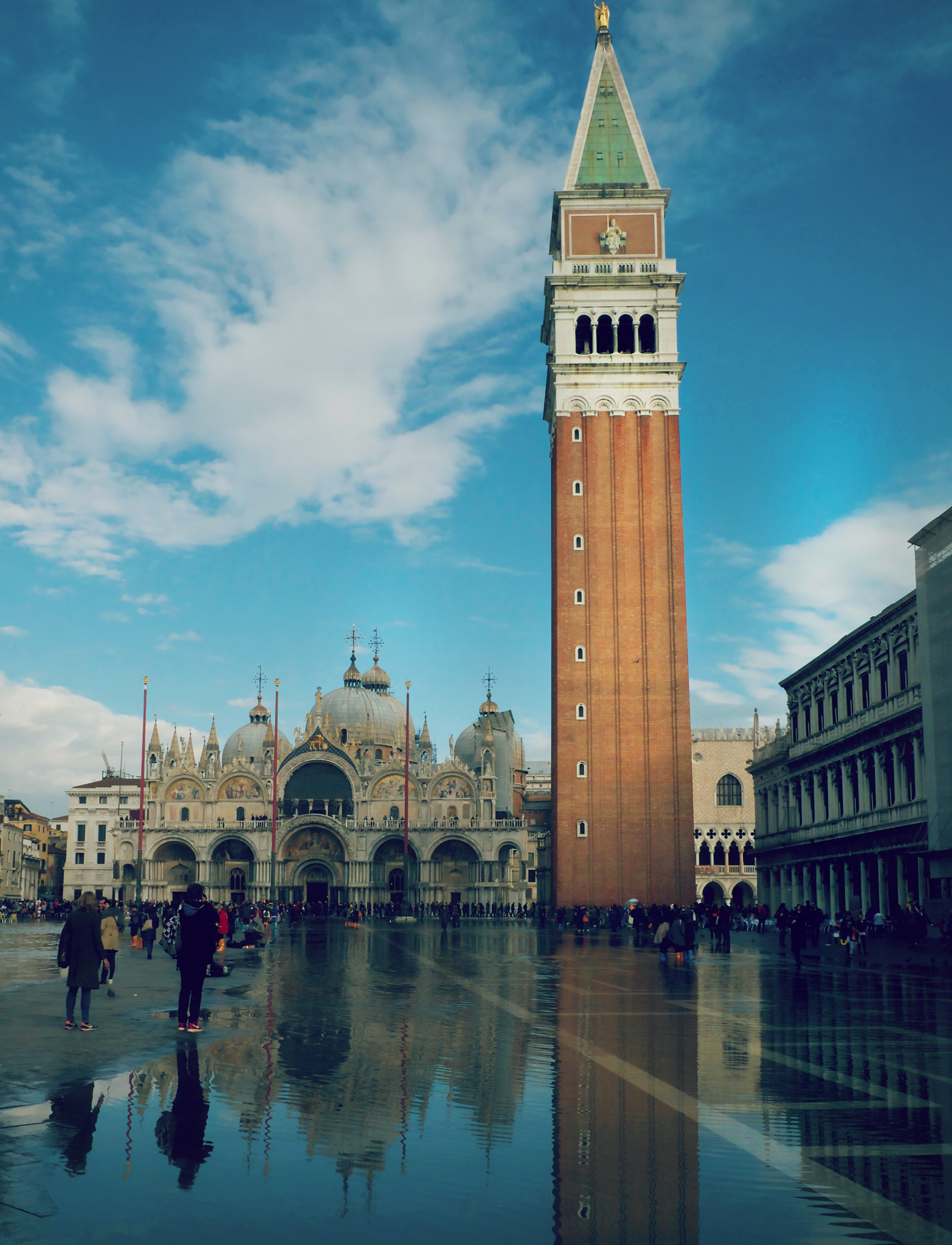 Fujifilm X-Pro1 + Fujifilm XF 18-55mm F2.8-4 R LM OIS sample photo. Piazza san marco photography