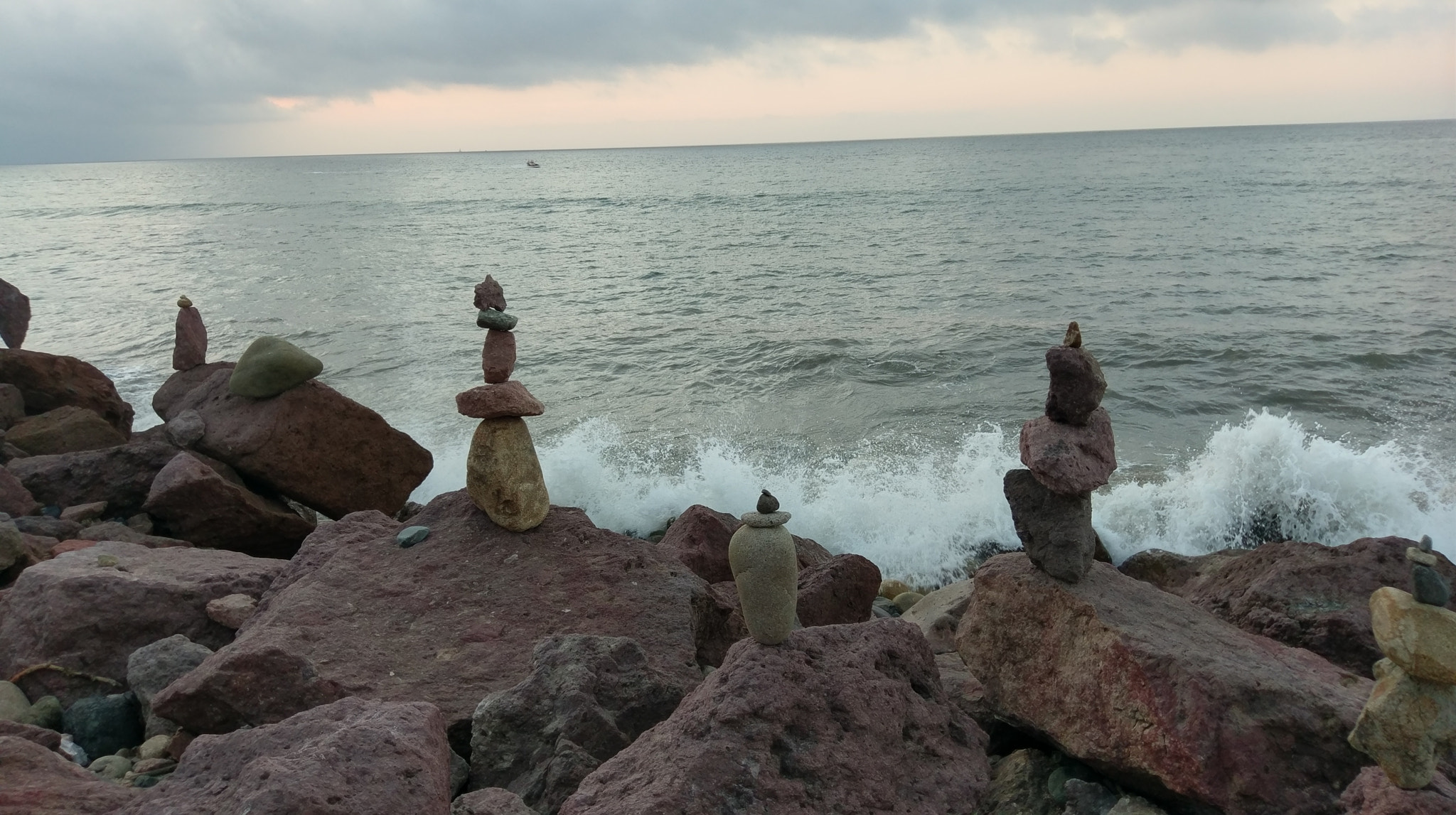 HTC M10 sample photo. Rocks on the beach photography