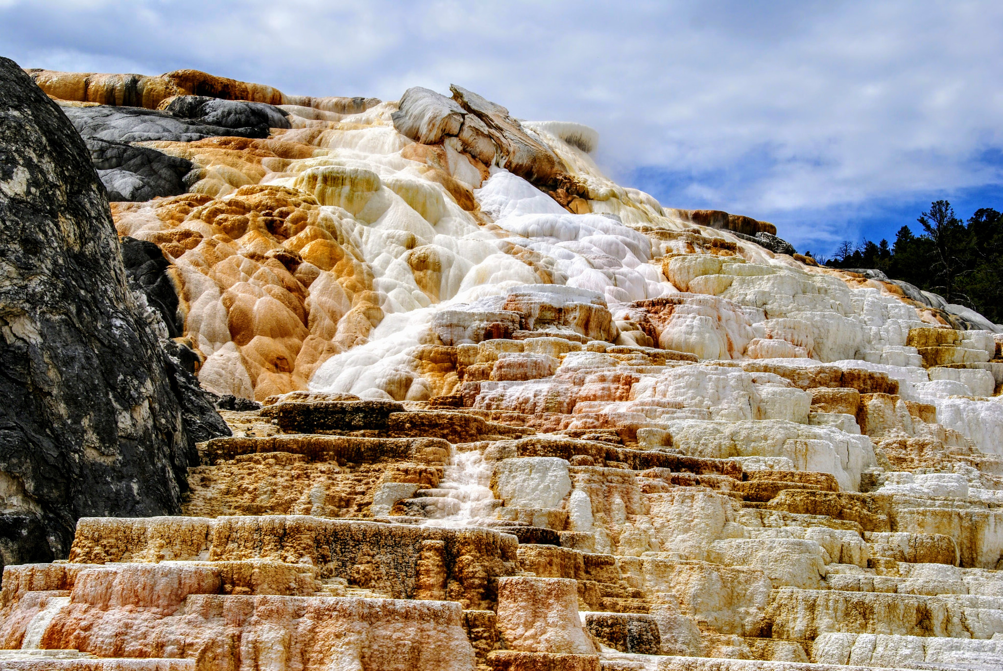 Sony Alpha DSLR-A100 + Tamron 16-300mm F3.5-6.3 Di II VC PZD Macro sample photo. Mammoth hot springs,yellowstone photography