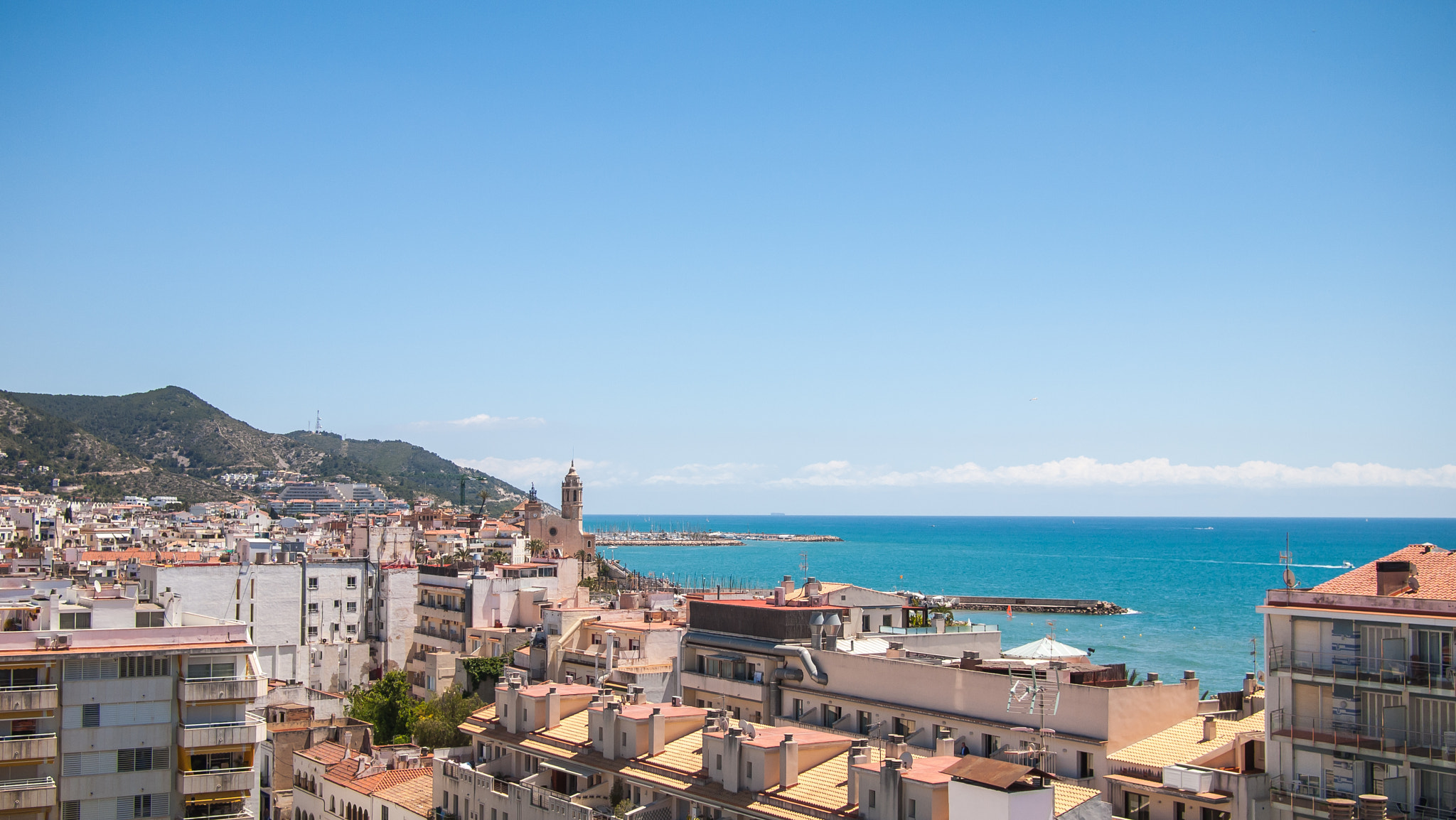 Olympus PEN E-P1 + Panasonic Lumix G 20mm F1.7 ASPH sample photo. The sitges skyline photography