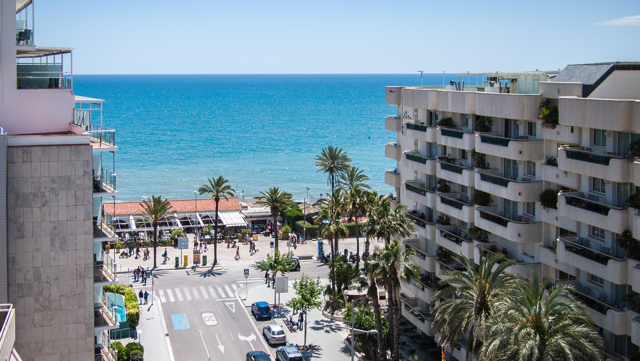 Olympus PEN E-P1 + Panasonic Lumix G 20mm F1.7 ASPH sample photo. Sitges promenade in a sunny day photography