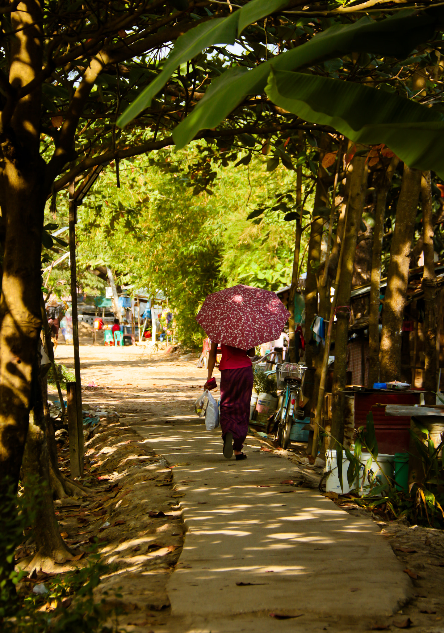 Canon EF-S 18-200mm F3.5-5.6 IS sample photo. Girl with umbrella photography