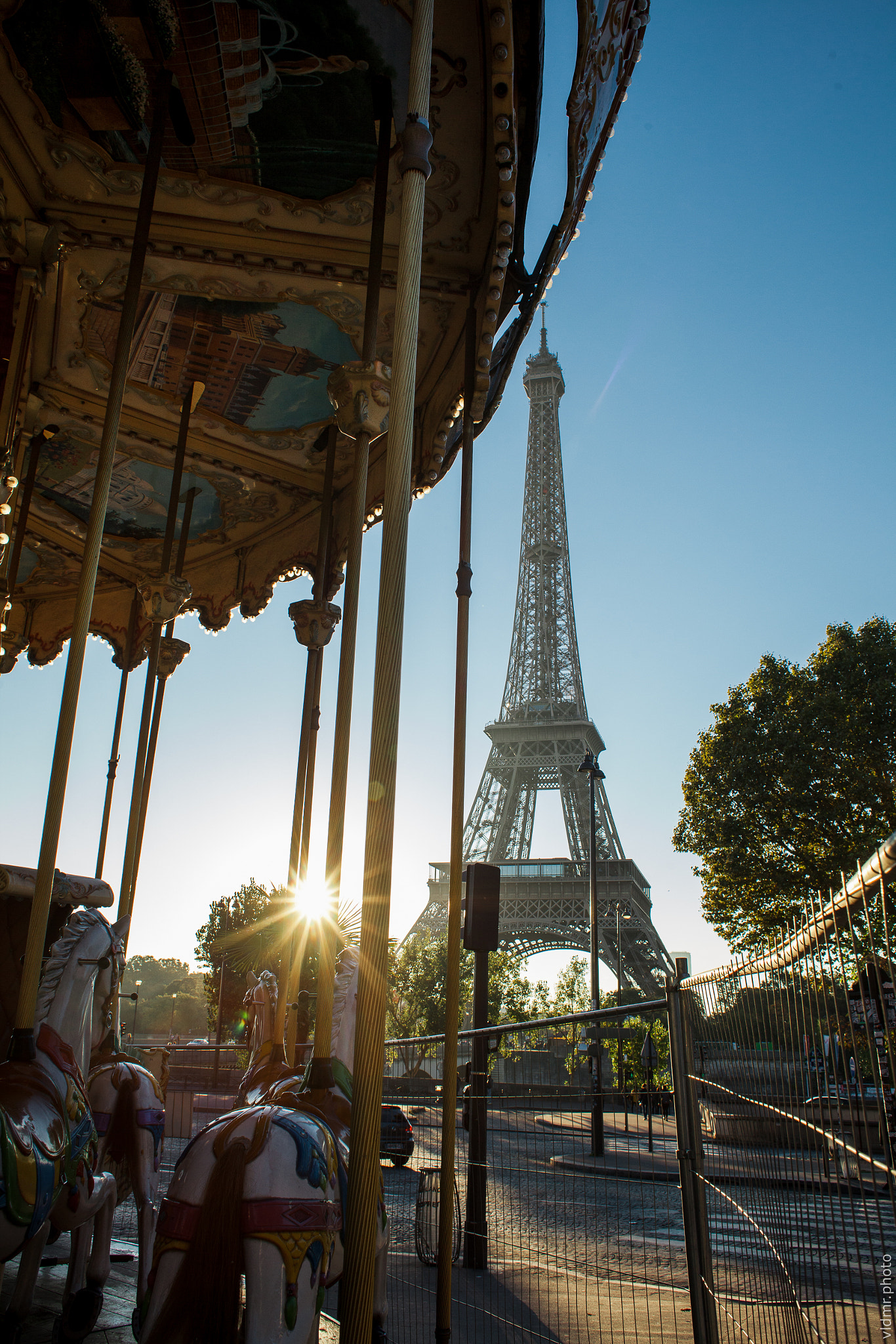 Canon EF 28mm F1.8 USM sample photo. Trocadero carousel photography