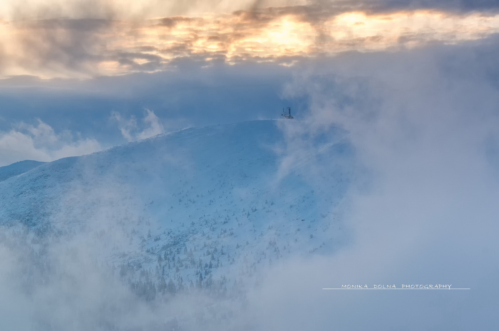 Sony Alpha NEX-6 + Sony E 18-200mm F3.5-6.3 OSS LE sample photo. Sunrise in the giant mountains photography