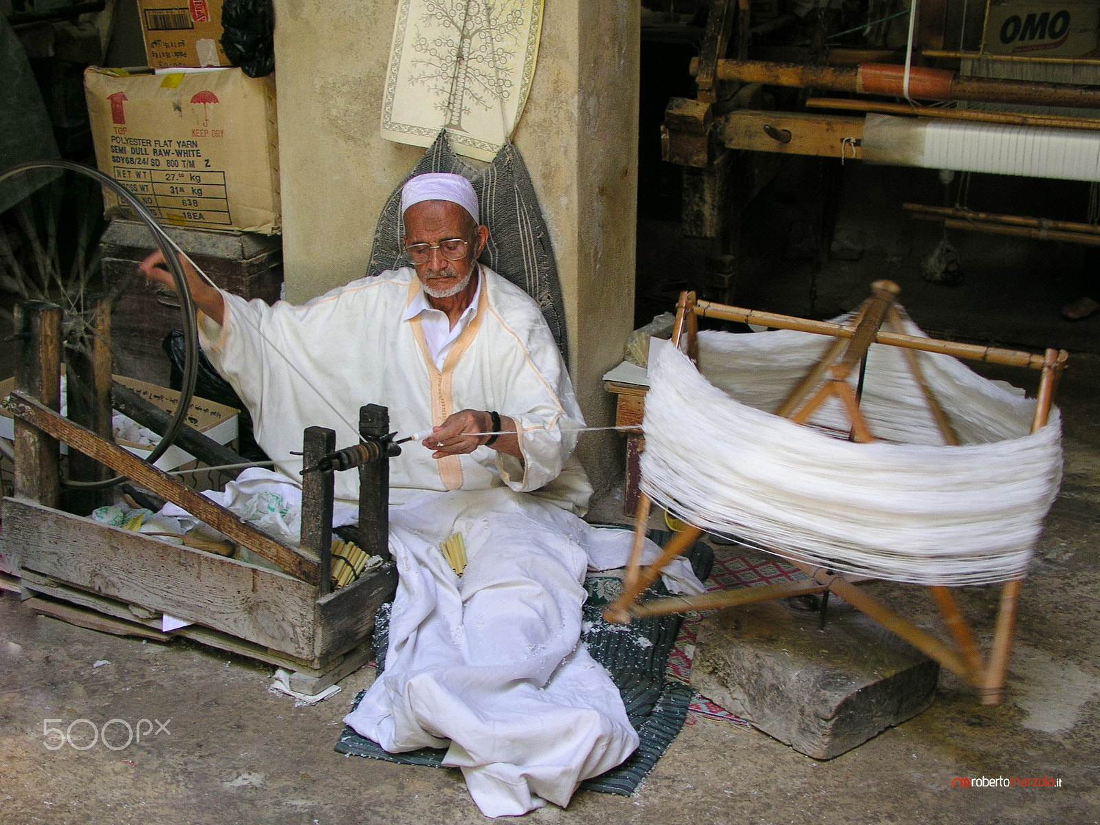 Olympus C5050Z sample photo. Moroccan spinner photography