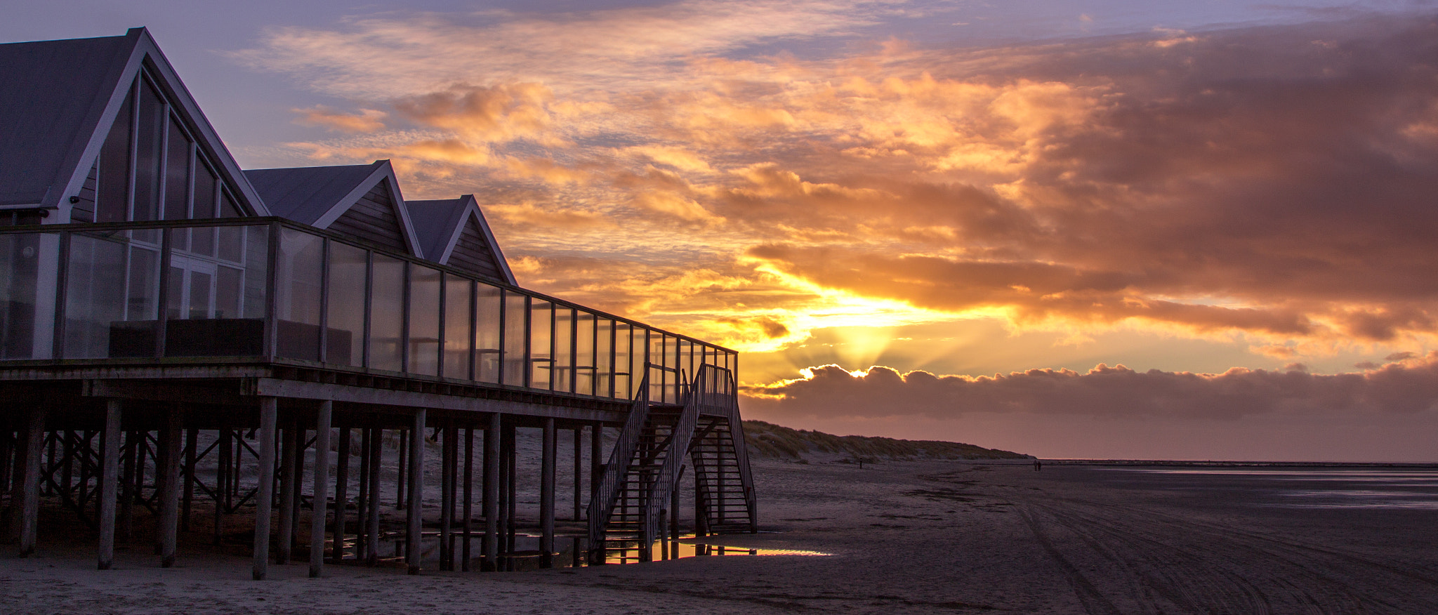 Canon EOS 600D (Rebel EOS T3i / EOS Kiss X5) sample photo. Bursting sun at texel island, nl photography