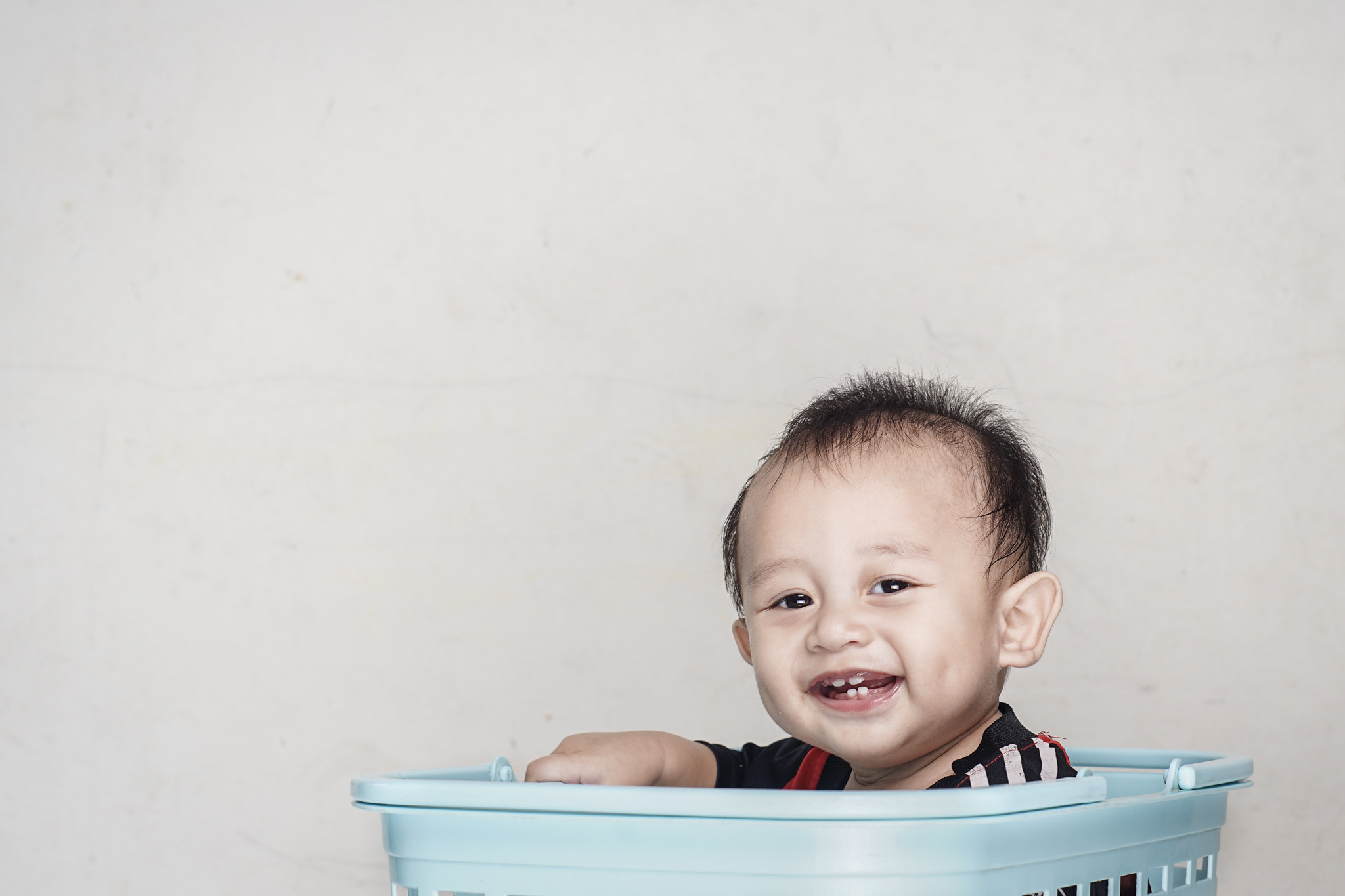 Sony a7 II + Minolta AF 50mm F1.7 sample photo. Happiness in the basket photography