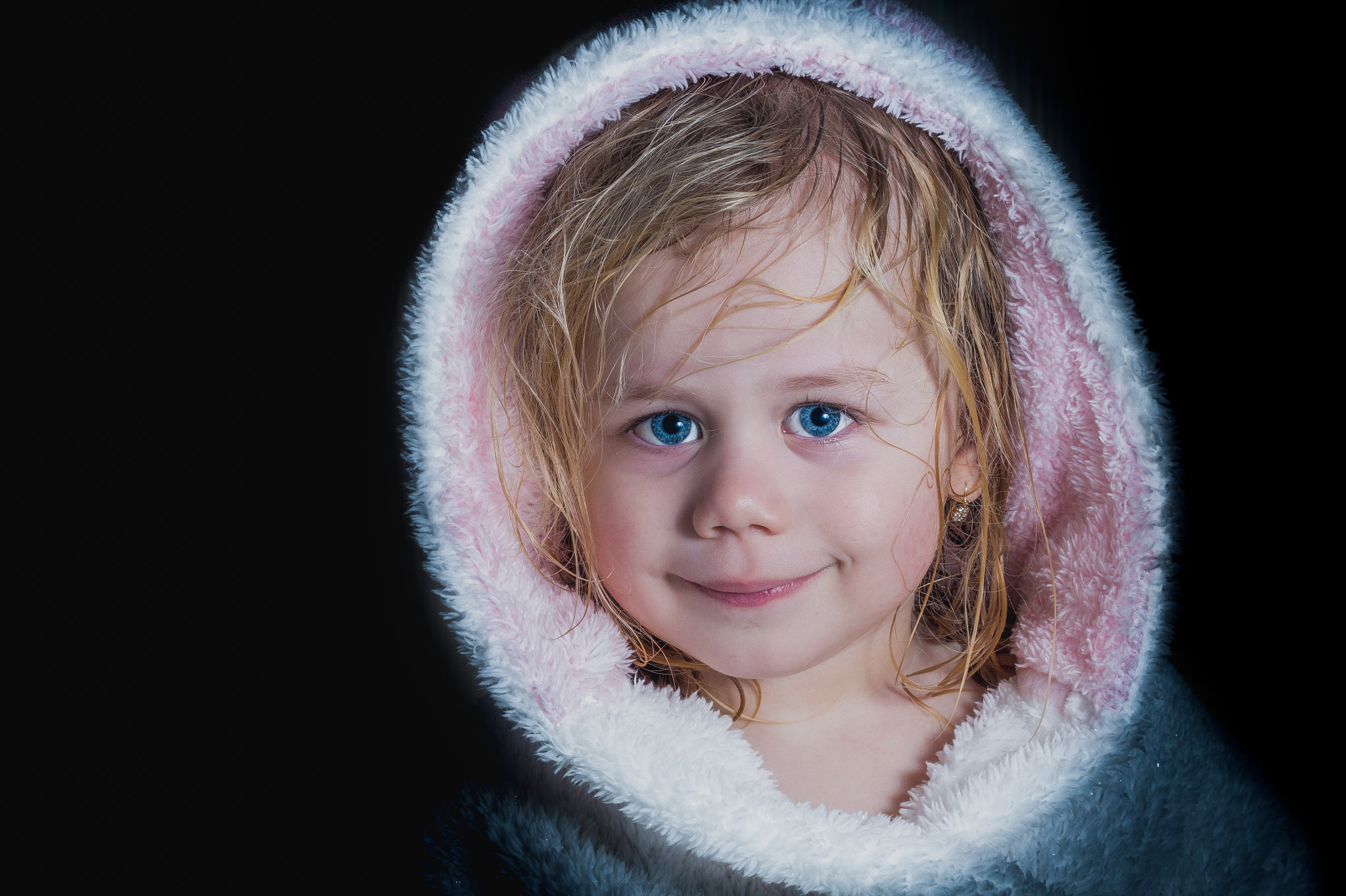 Olympus OM-D E-M10 + Olympus M.Zuiko Digital 45mm F1.8 sample photo. Little girl with wet hair and big blue eyes photography