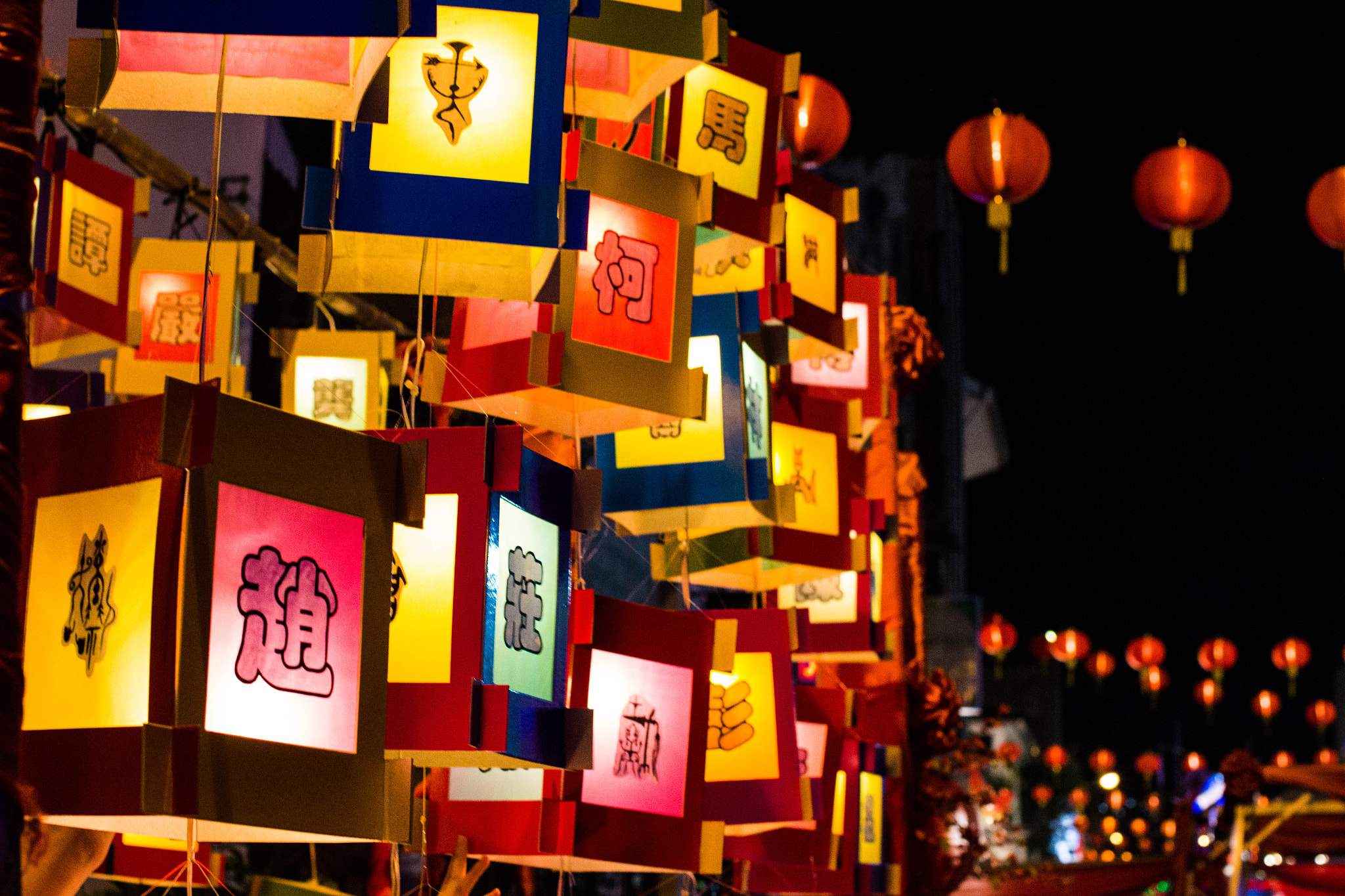 Canon EOS 100D (EOS Rebel SL1 / EOS Kiss X7) + Canon EF 40mm F2.8 STM sample photo. Of chinese surnames and lanterns photography