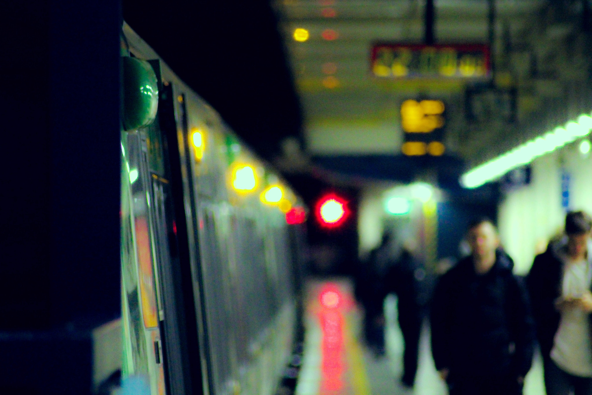 Canon EOS 100D (EOS Rebel SL1 / EOS Kiss X7) sample photo. London victoria station photography