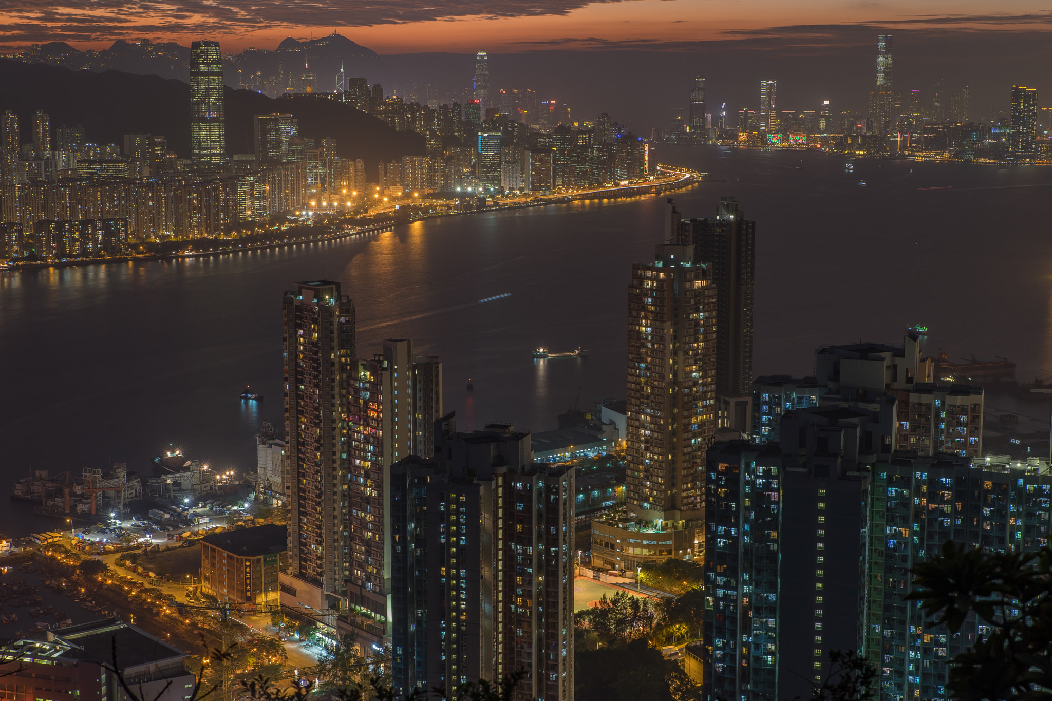 DT 24-70mm F2.8 SAM sample photo. Night photography
