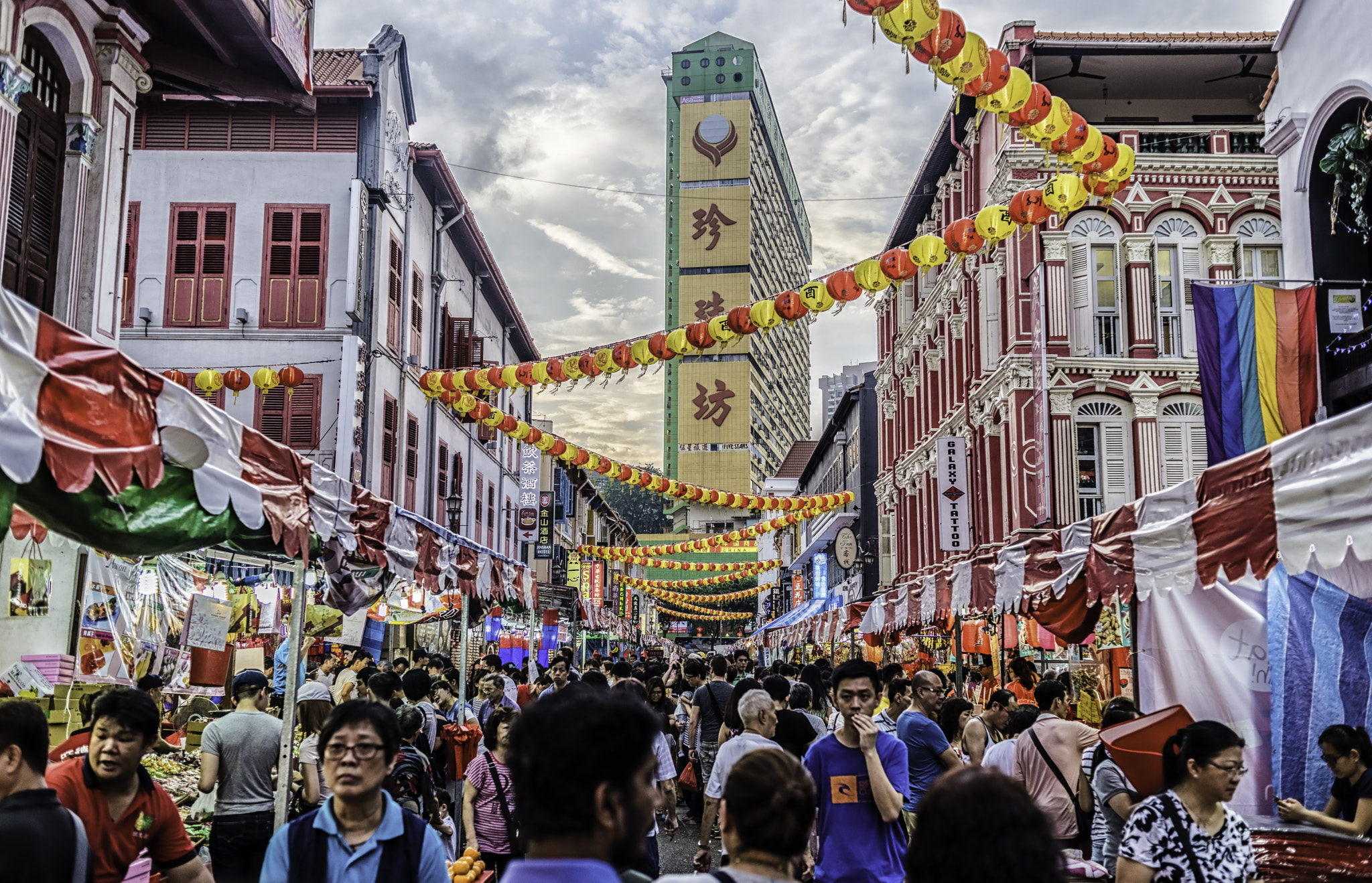 Nikon AF Nikkor 35mm F2D sample photo. Temple street chinatown singapore photography
