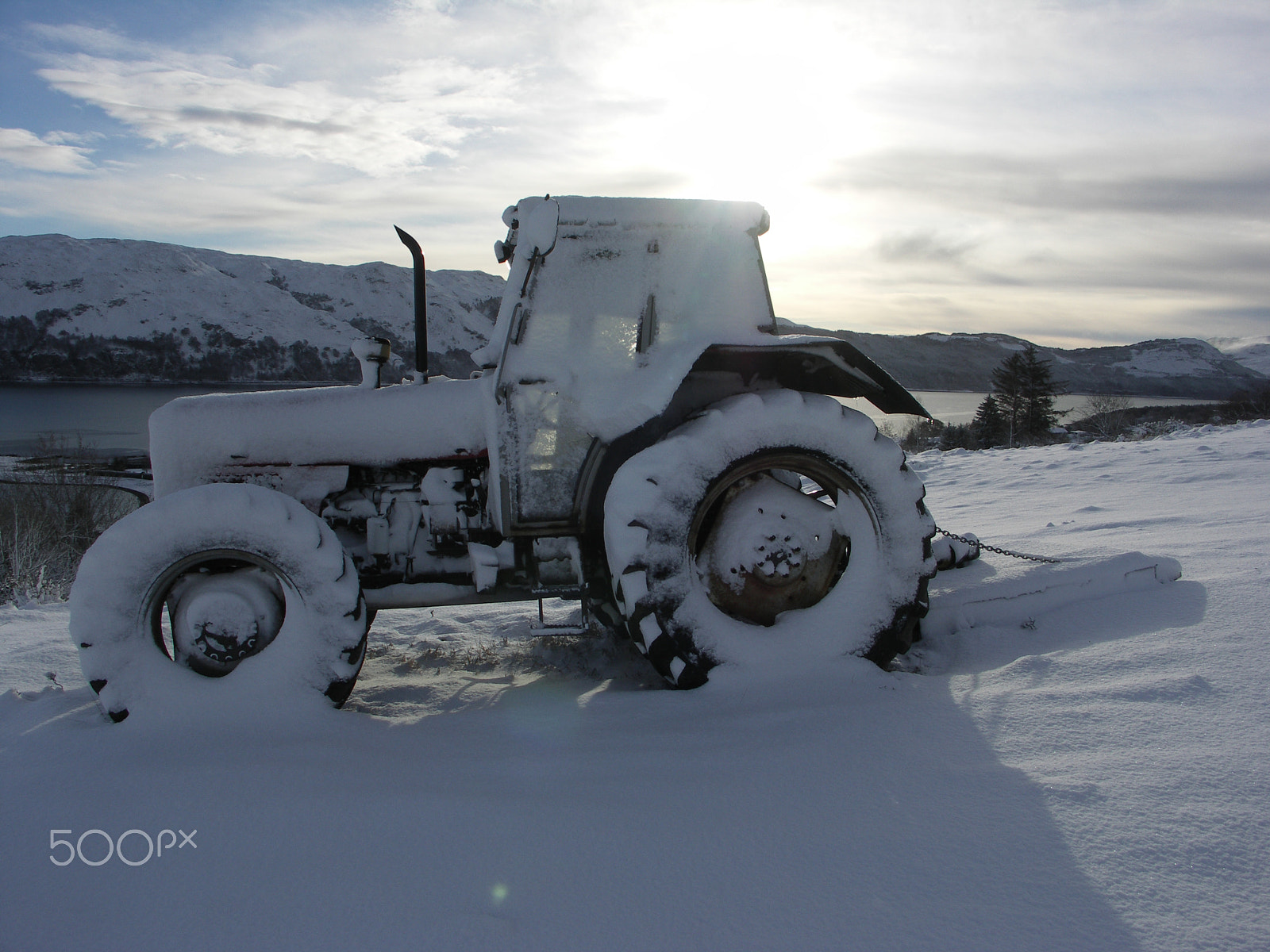 KONICA MINOLTA DiMAGE A200 sample photo. Tractor snow bound photography