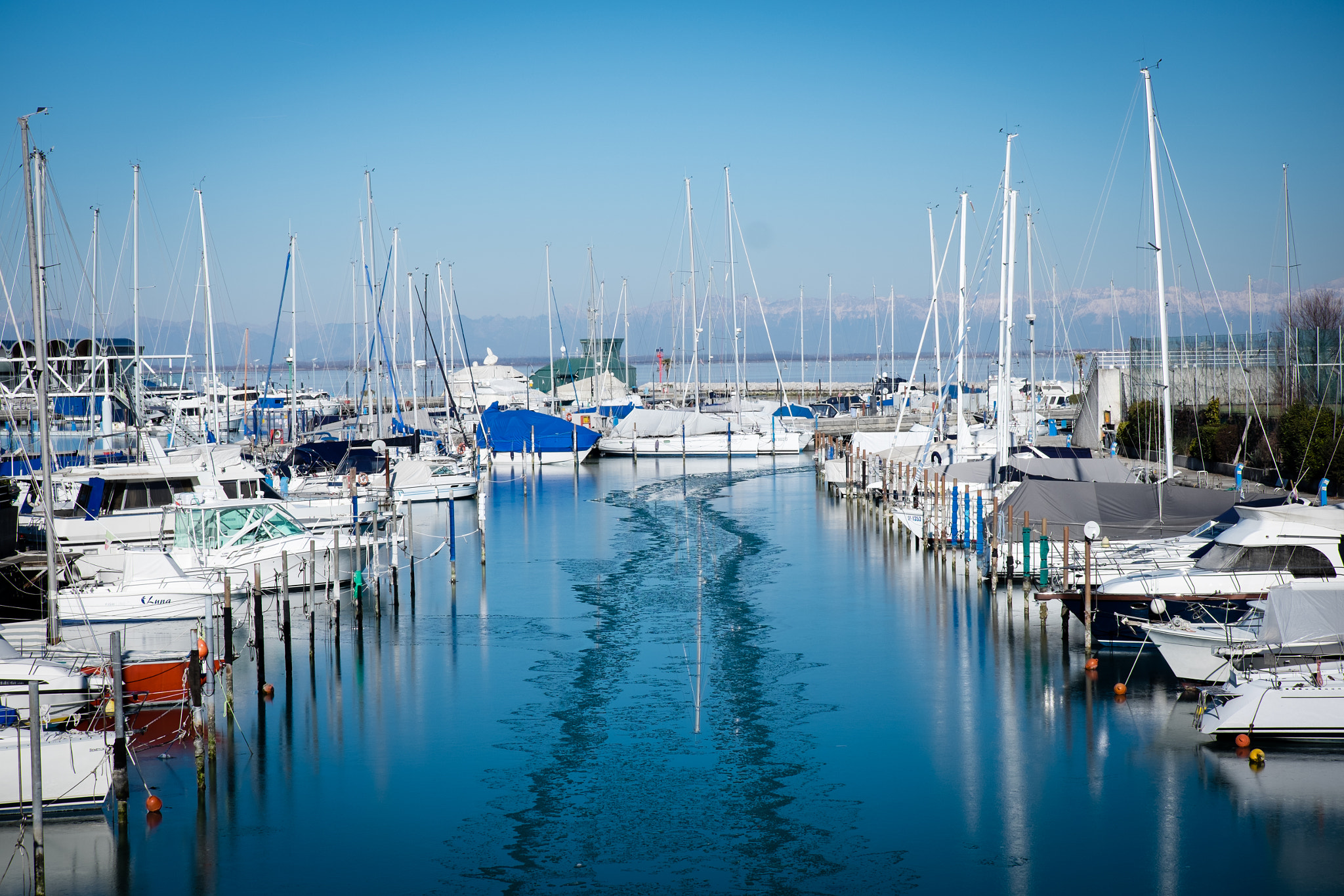 Fujifilm X-E2 + Fujifilm XC 50-230mm F4.5-6.7 OIS II sample photo. Boats on ice photography
