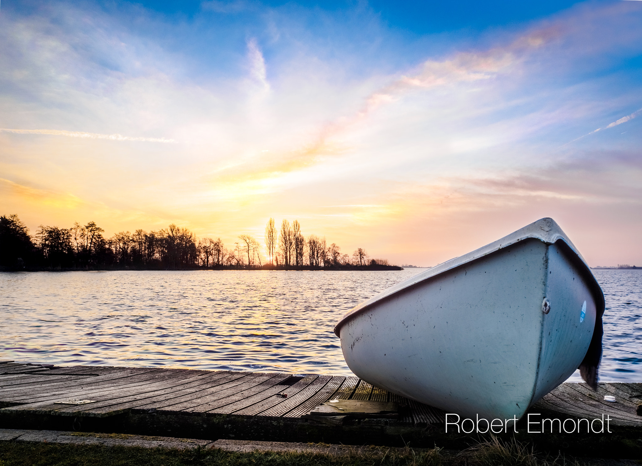 Olympus OM-D E-M10 + OLYMPUS M.12mm F2.0 sample photo. Sunrise over lake photography