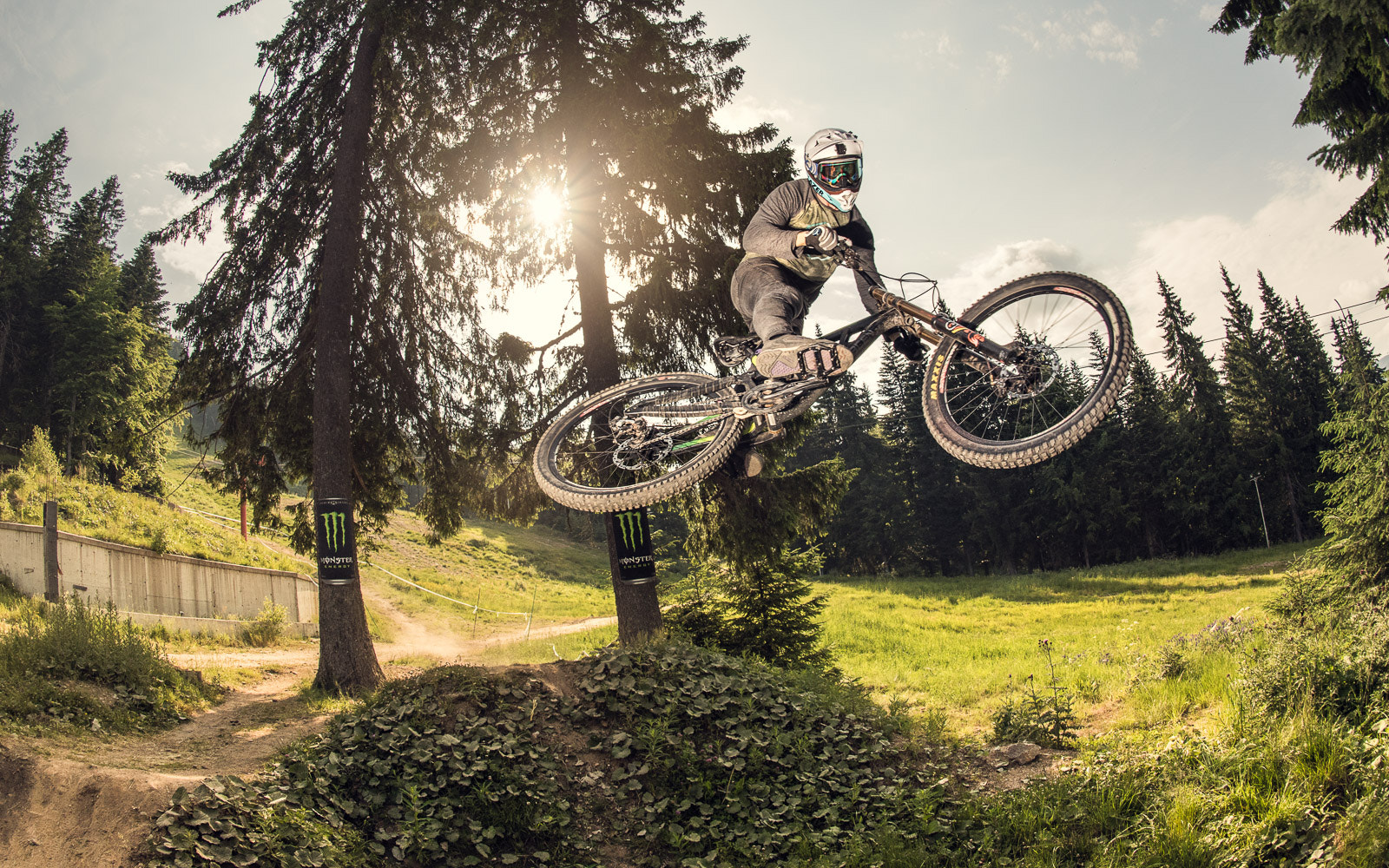 Nikon D750 + Nikon AF Fisheye-Nikkor 16mm F2.8D sample photo. Blake samson on the downhill track in pamporovo photography